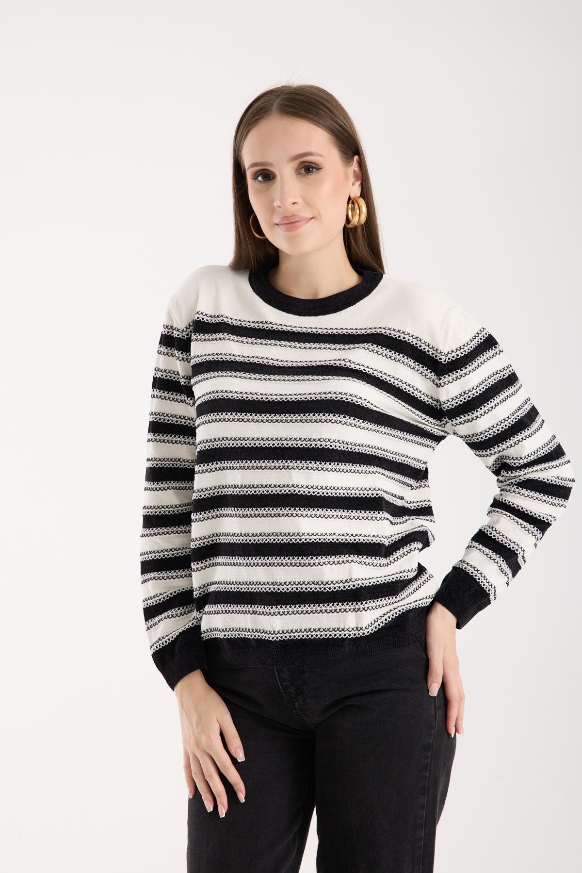 Wholesale Women's White-Black Chenille Velvet Striped Crew-Neck Knit Blouse 0095W26-9004