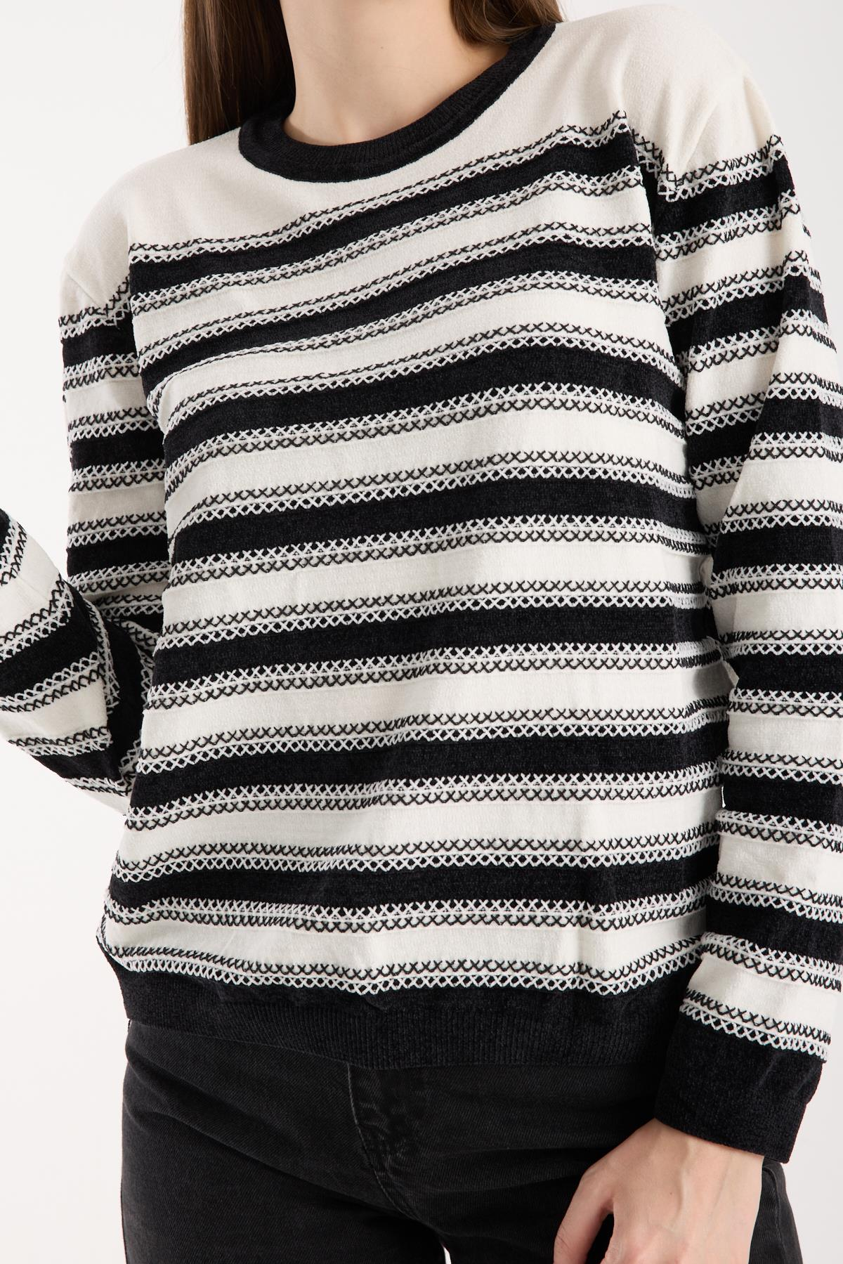 Wholesale Women's White-Black Chenille Velvet Striped Crew-Neck Knit Blouse 0095W26-9004