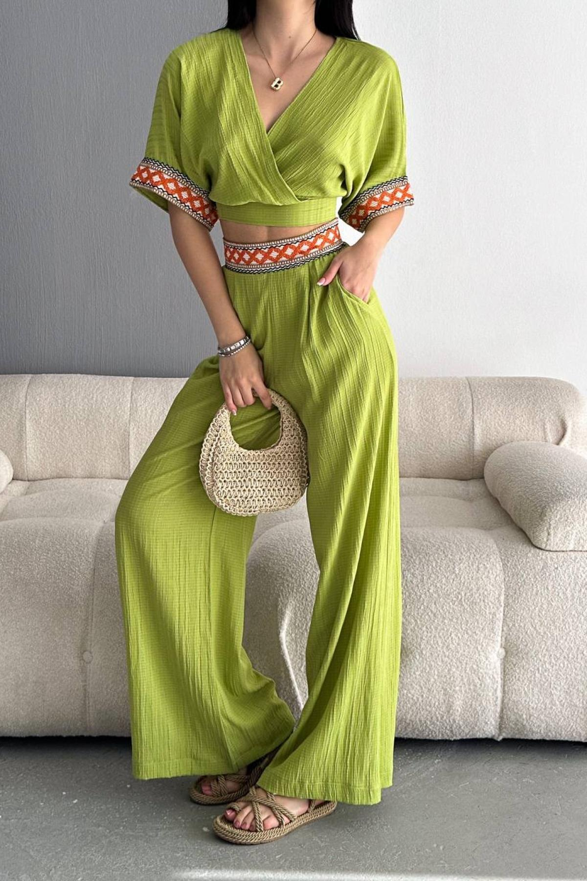 Women cropped blouse and flared pants set wholesale Pistachio color 685061