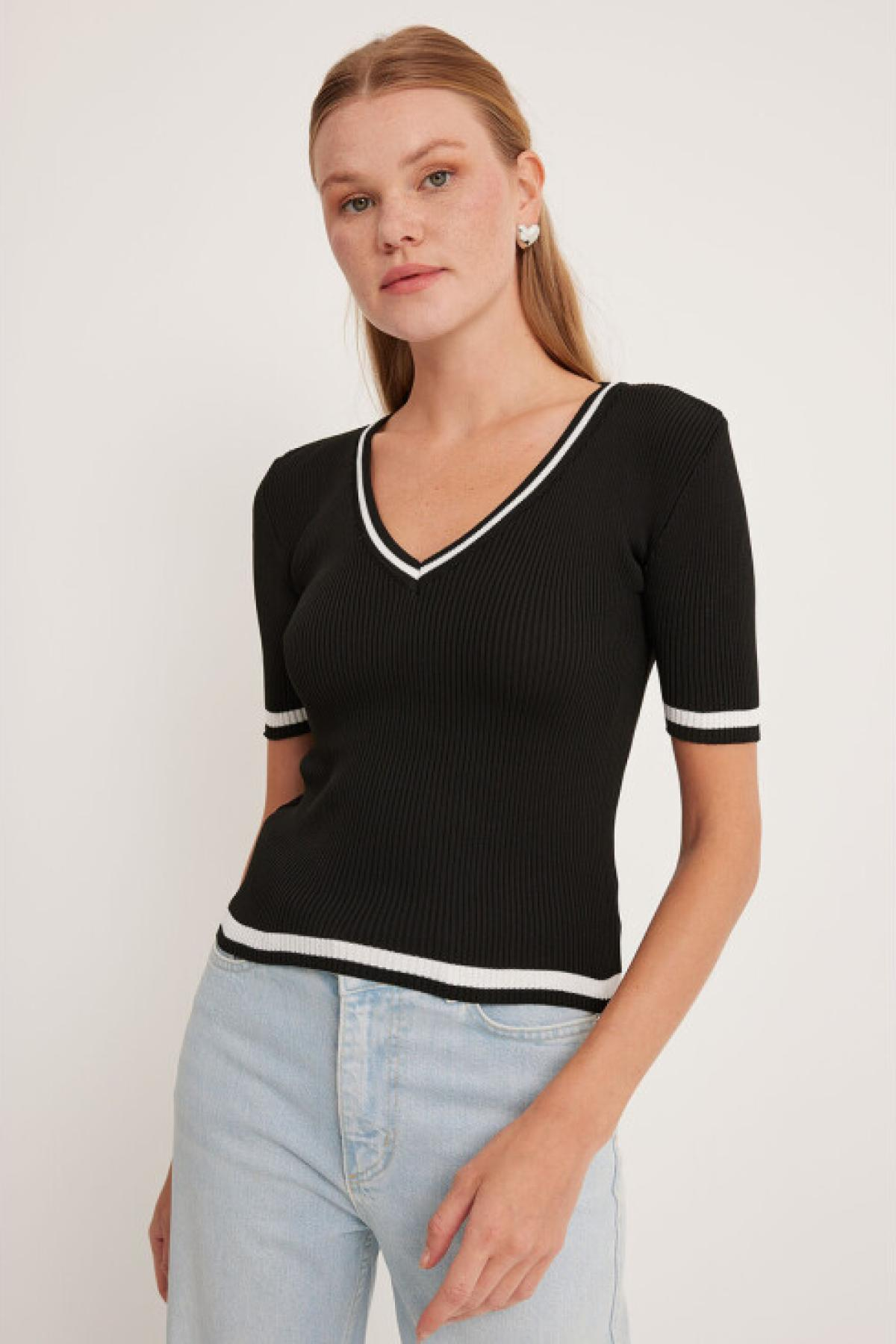 Women v-neck ribbed t-shirt wholesale Black color 695932