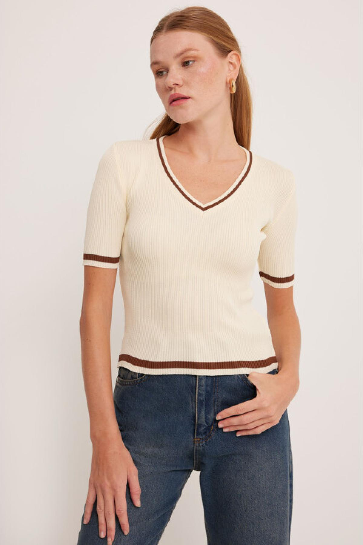 Women v-neck ribbed t-shirt wholesale Cream color 695933