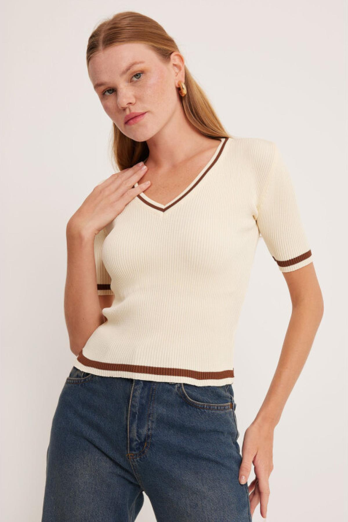 Women v-neck ribbed t-shirt wholesale Cream color 695933