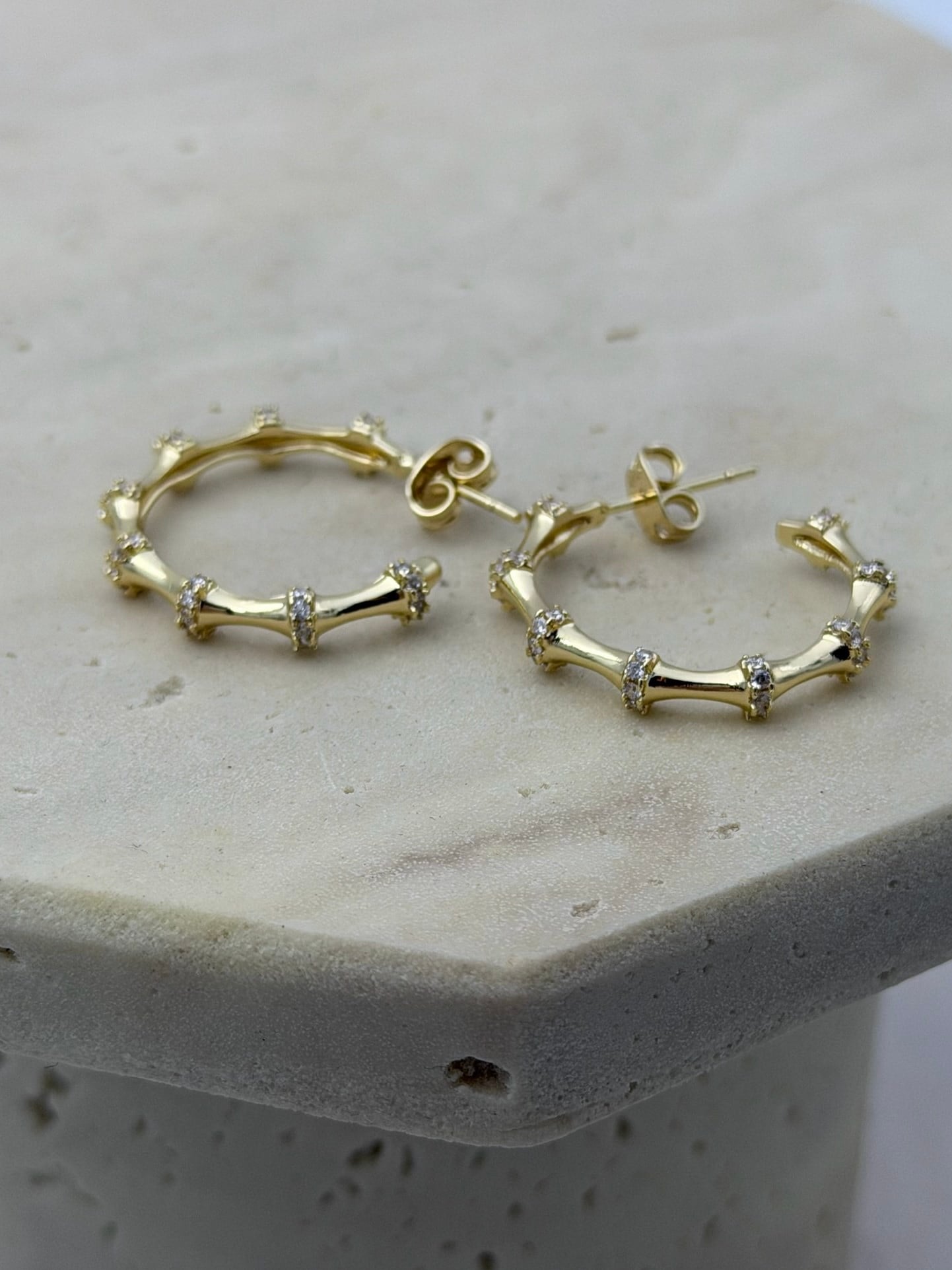 14K VIP Kemik Model Ara Zirkon Taşlı Halka Küpe