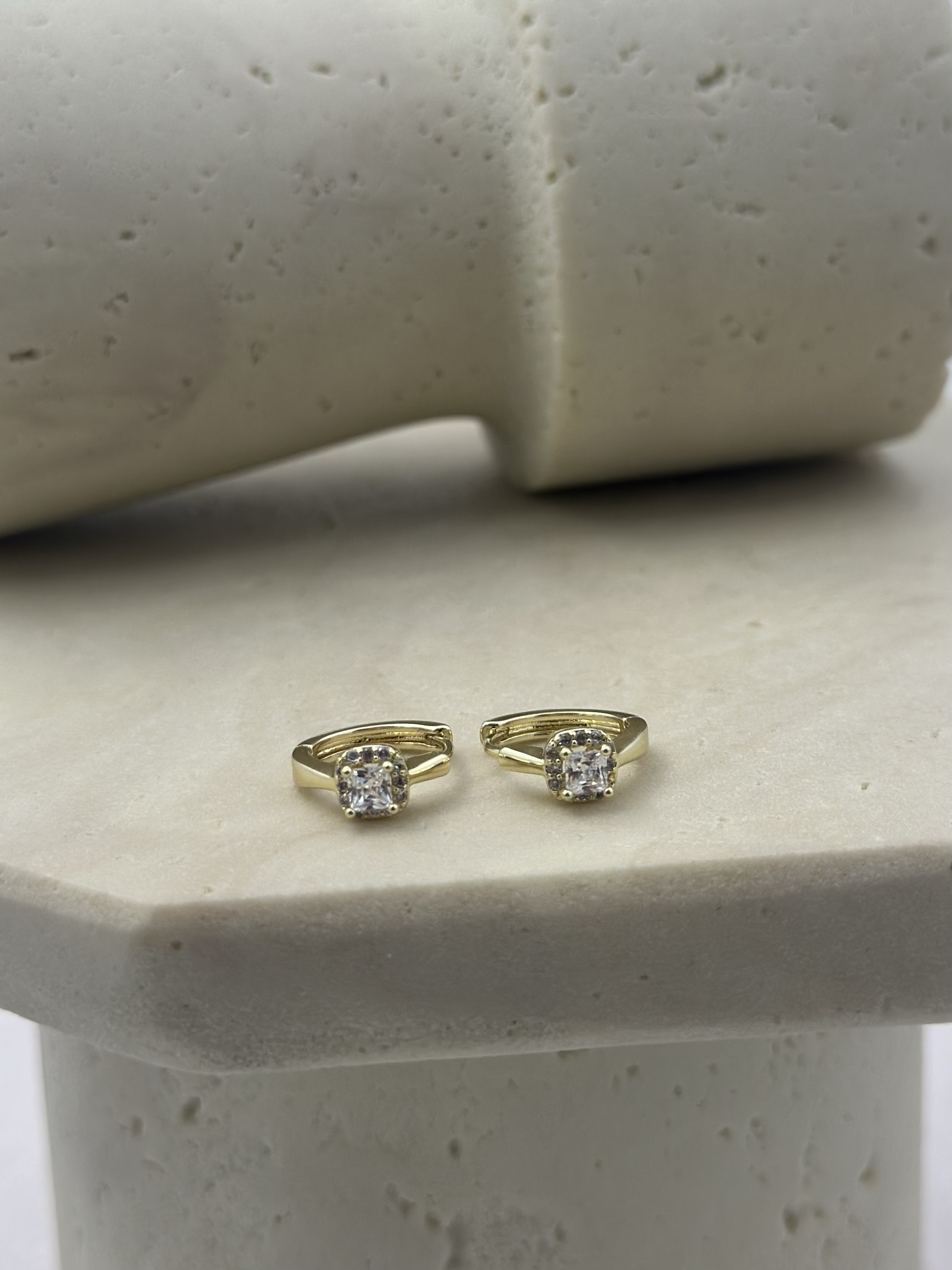 14K VIP Mini Zirkon Taş Çerçevede Kare Tek Taş Çıtır Halka Küpe