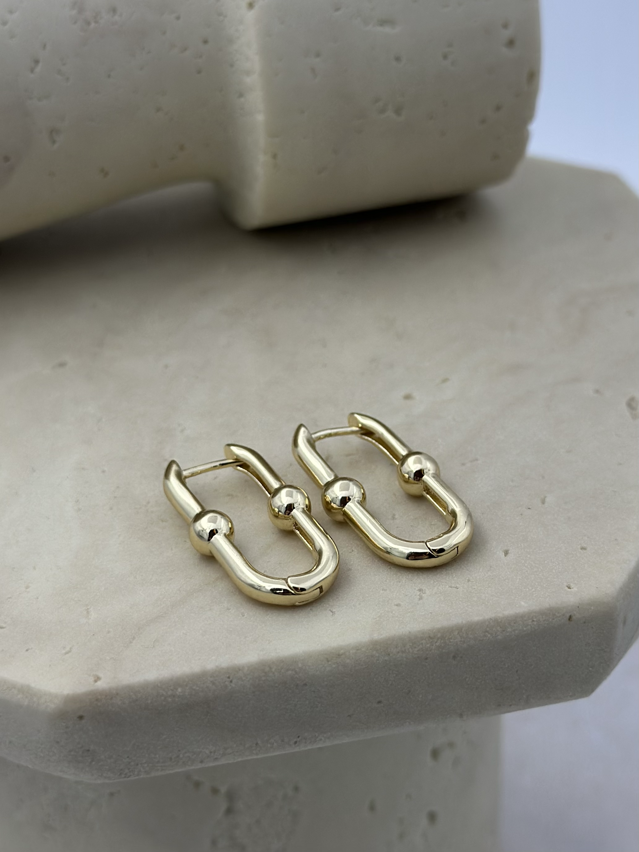 14K VIP Tif. Model U Plakada Topçuk Figür Küpe