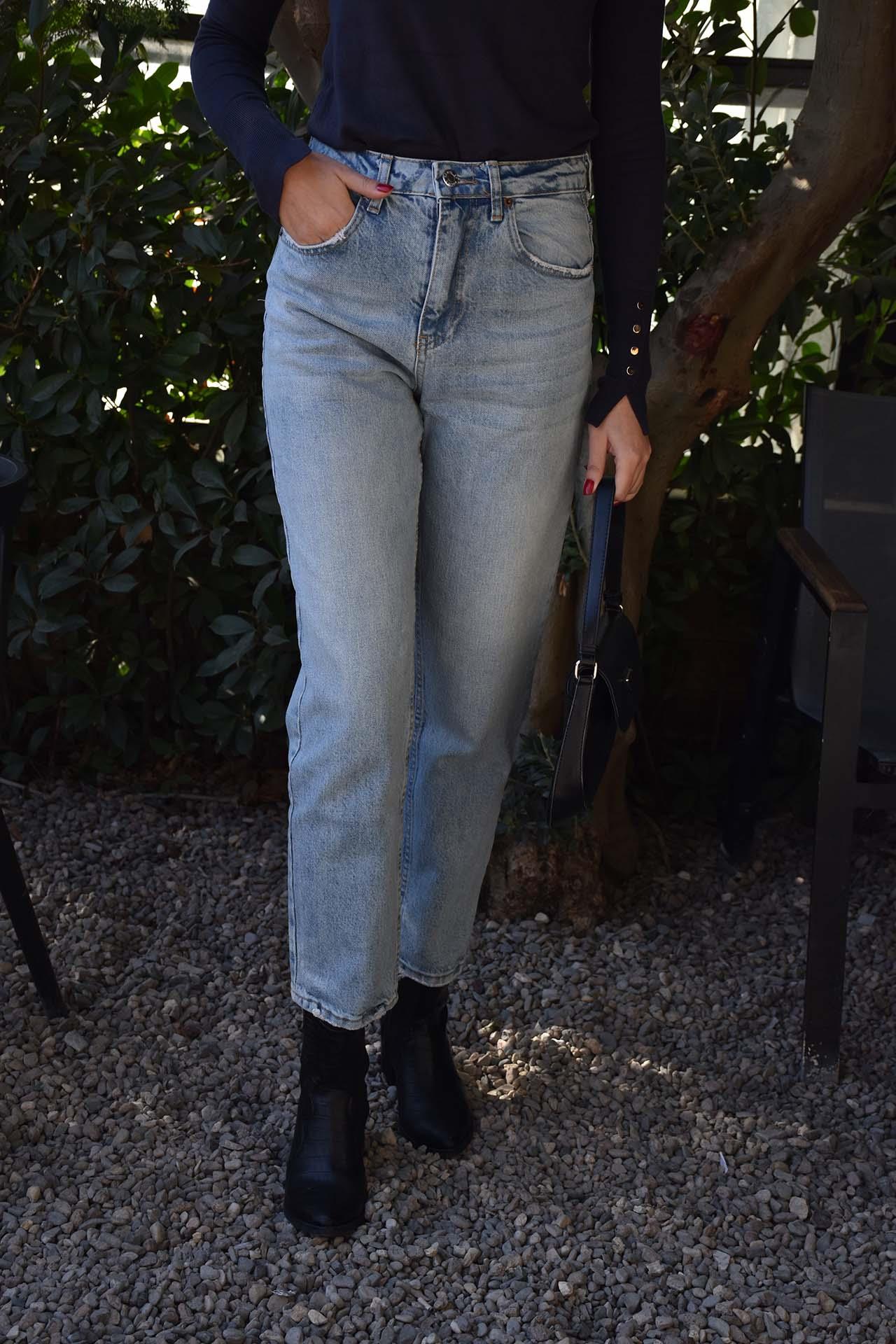 Yarı Mom Taşlanmış Jean - Açık Mavi