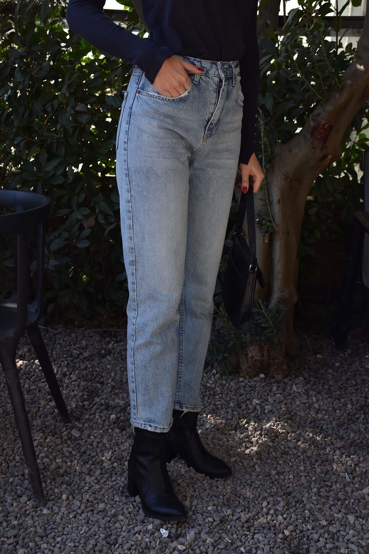 Yarı Mom Taşlanmış Jean - Açık Mavi