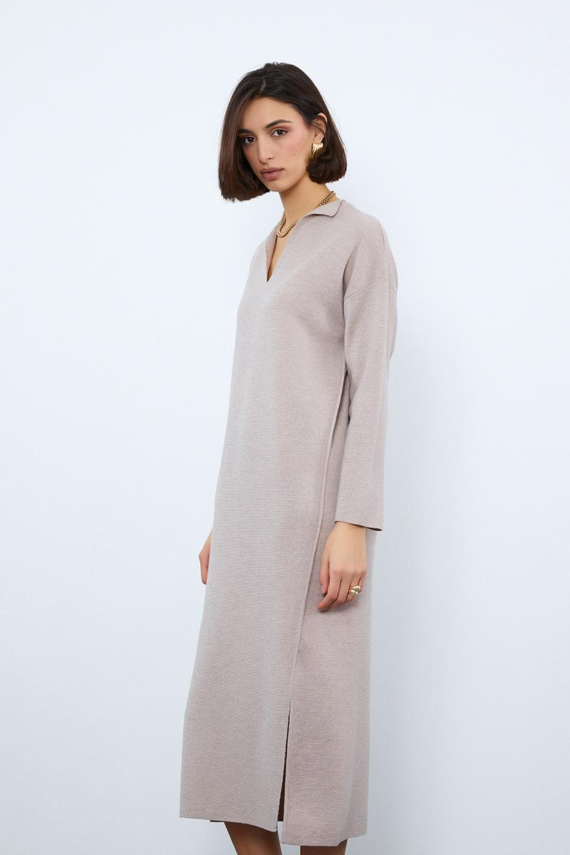 Платье миди с разрезами и поло-воротником из 100% шерсти.