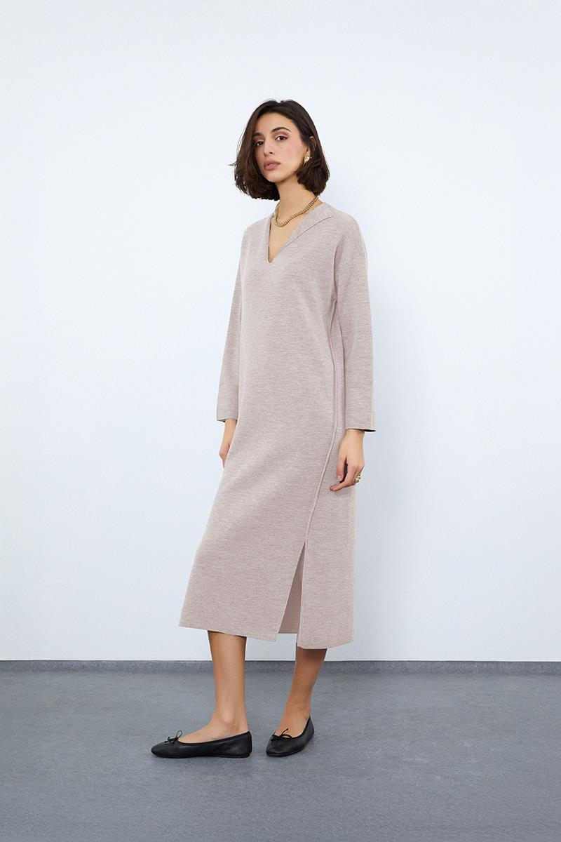 Платье миди с разрезами и поло-воротником из 100% шерсти.