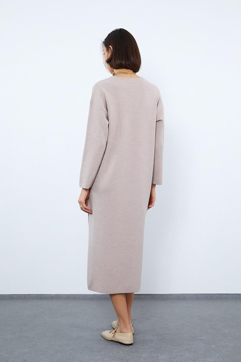 Платье миди с разрезами и поло-воротником из 100% шерсти.