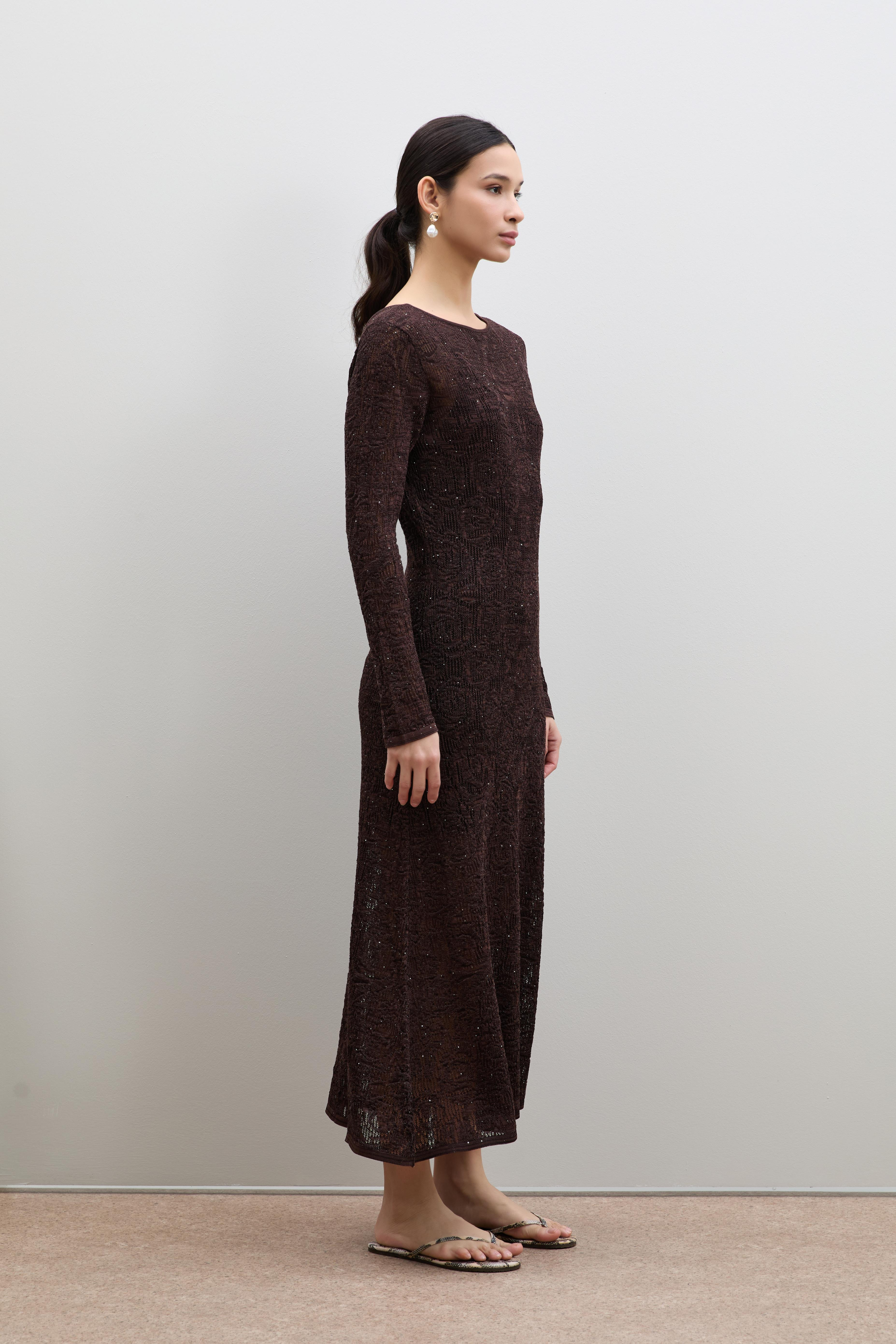 Ажурное миди-платье с пайетками и деталью на спине