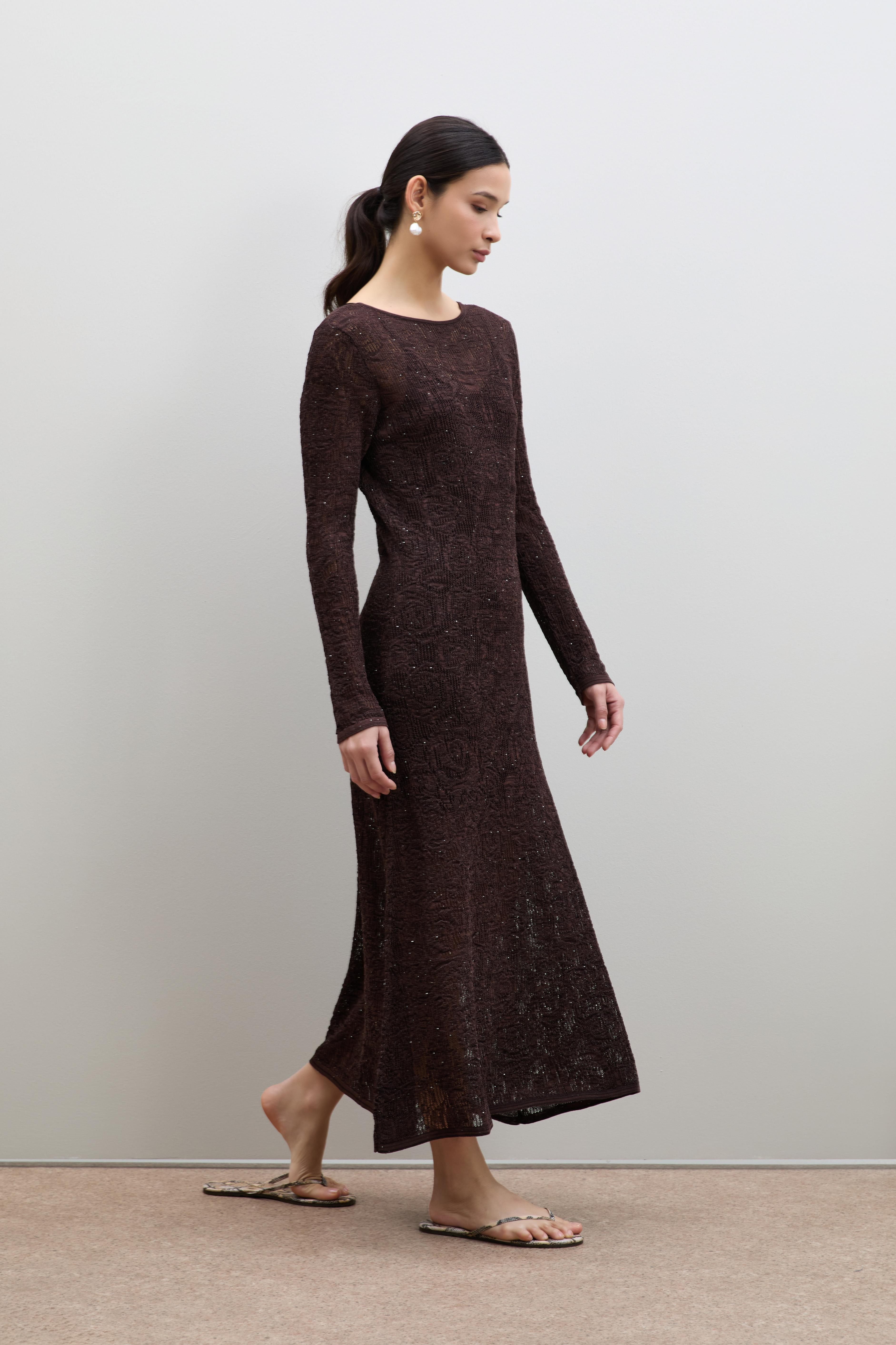 Ажурное миди-платье с пайетками и деталью на спине