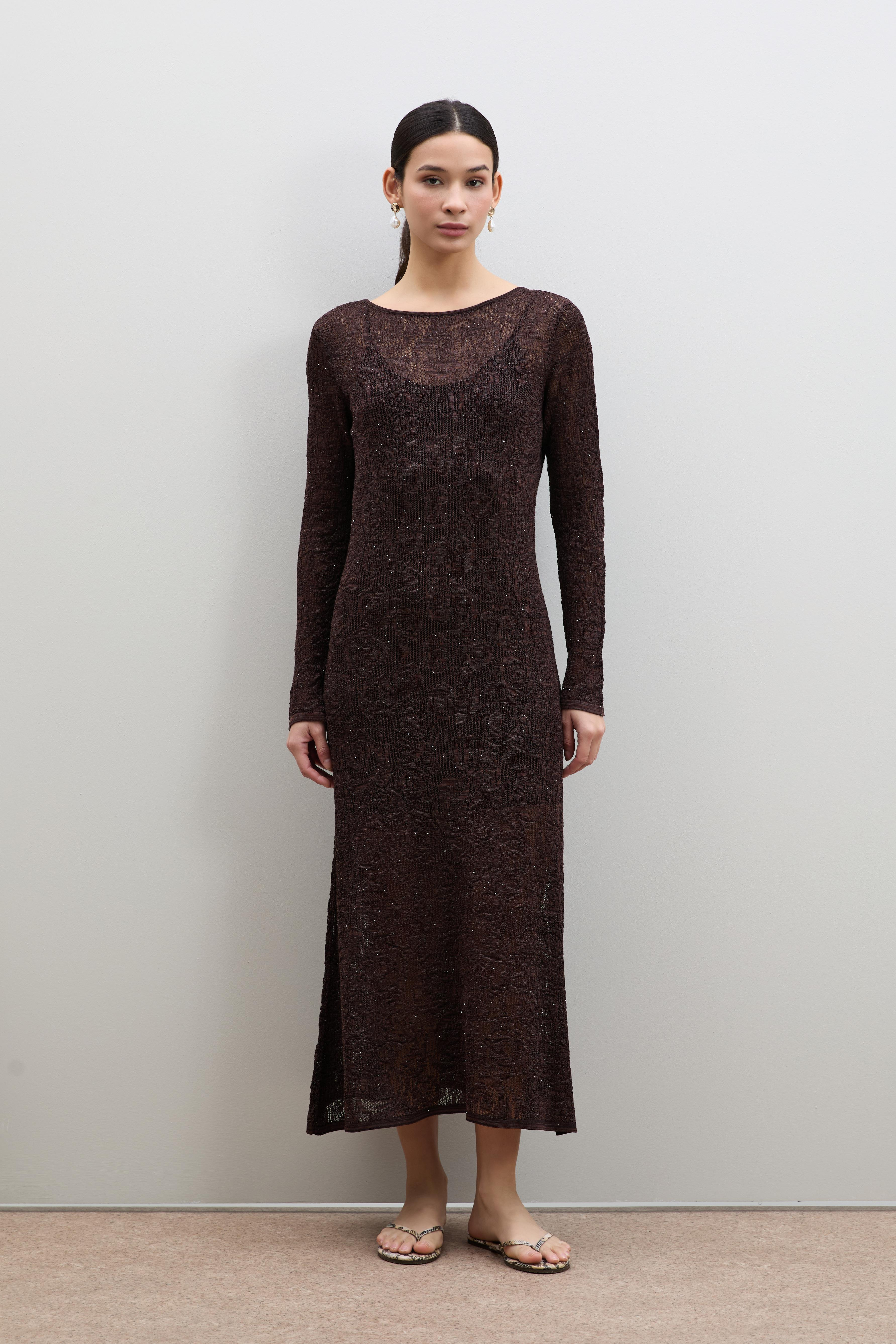 Ажурное миди-платье с пайетками и деталью на спине