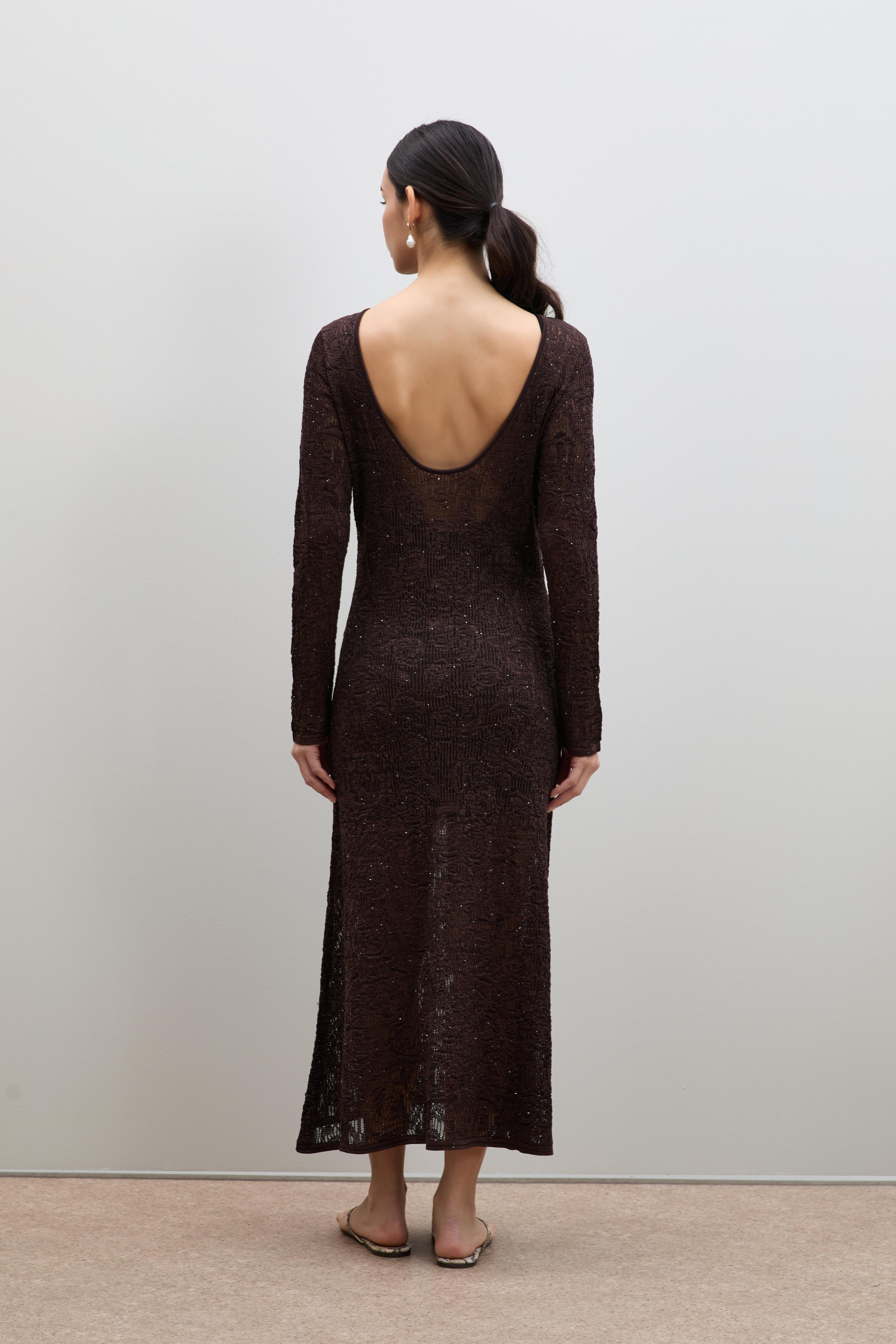 Ажурное миди-платье с пайетками и деталью на спине