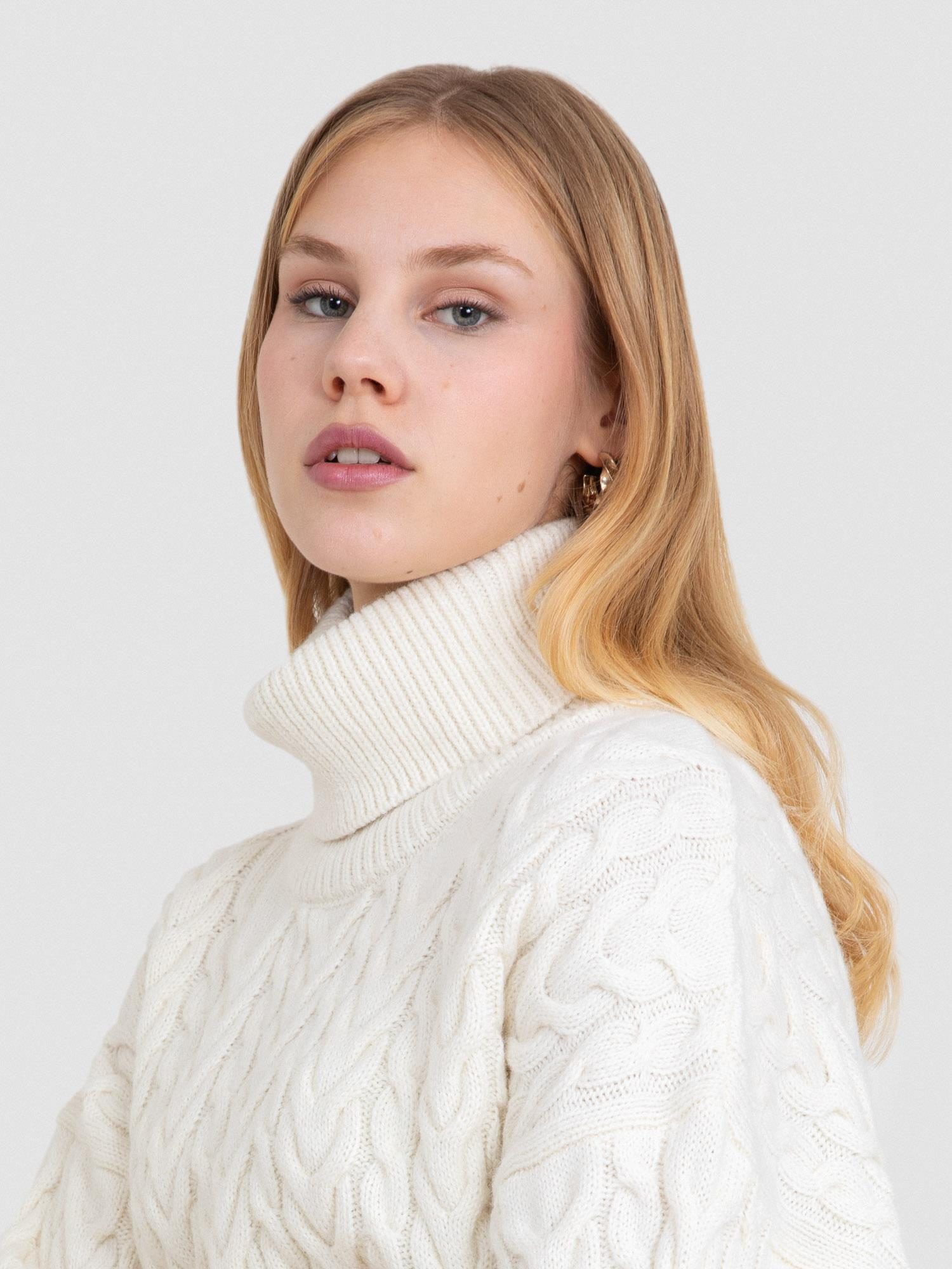 Alpaka Karışımlı Kablo Örgü Yüksek Yaka Kazak