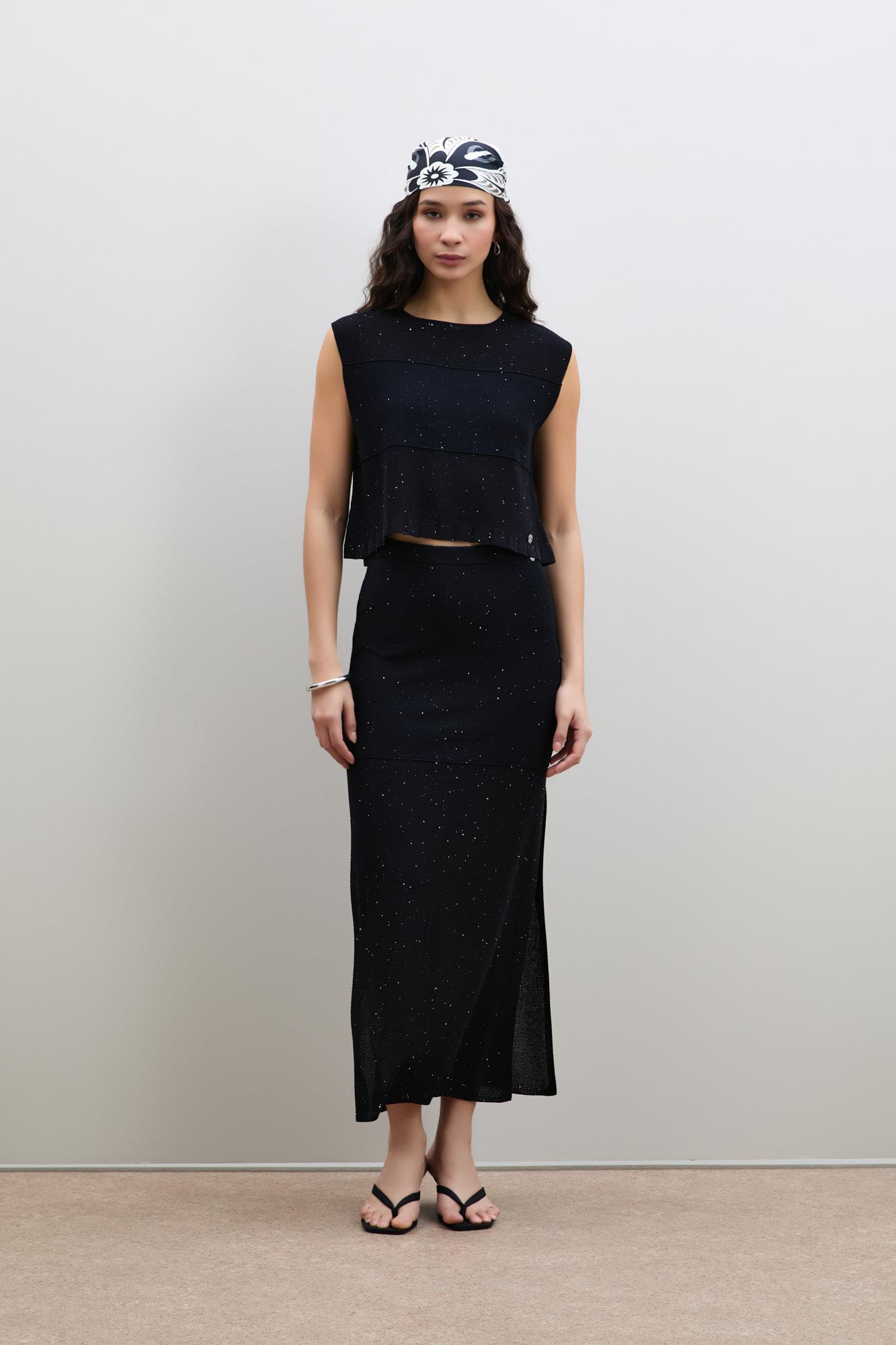 Свитер с круглым вырезом и мини-пайетками с полосатыми деталями