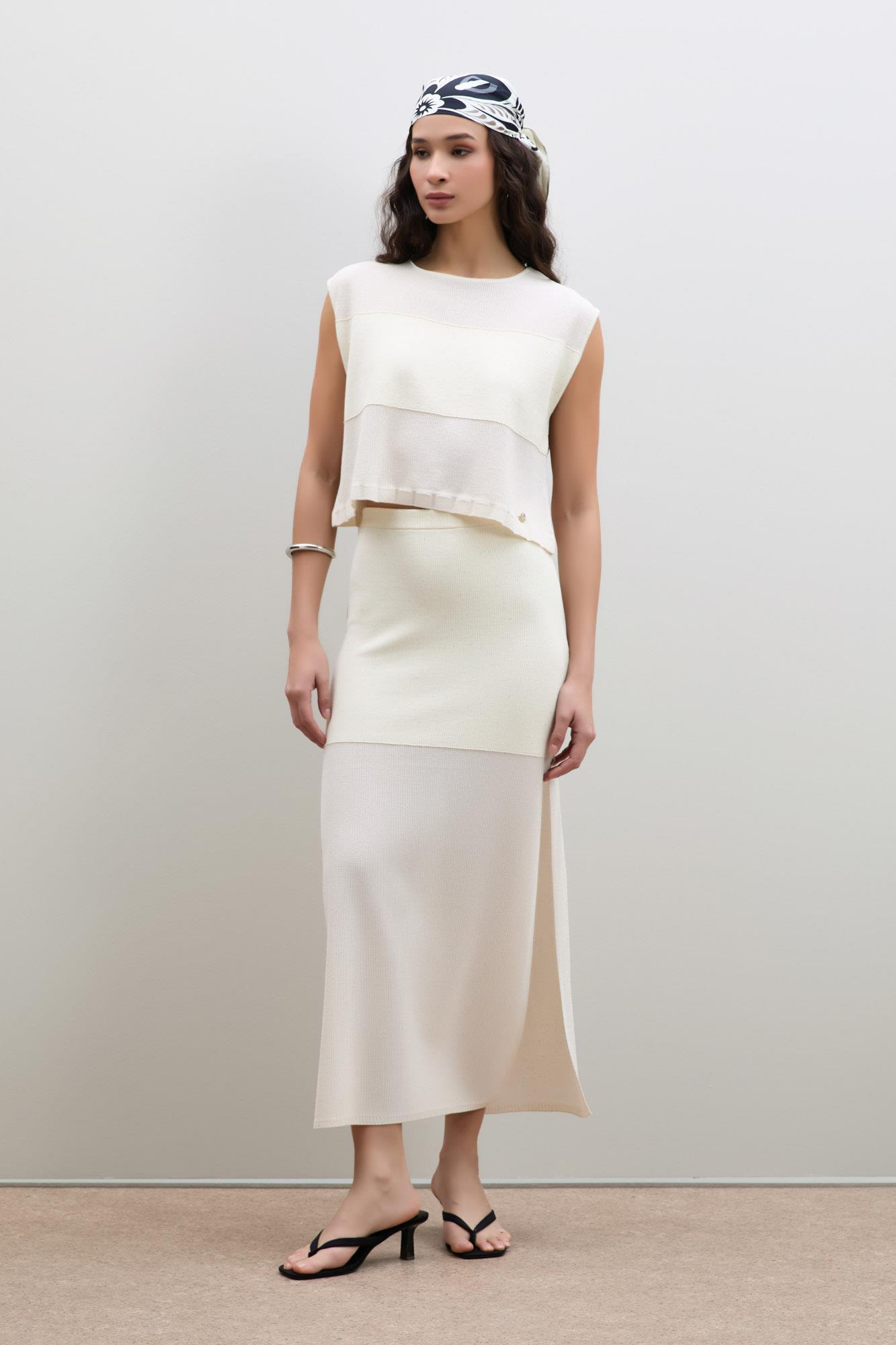 Свитер с круглым вырезом и мини-пайетками с полосатыми деталями