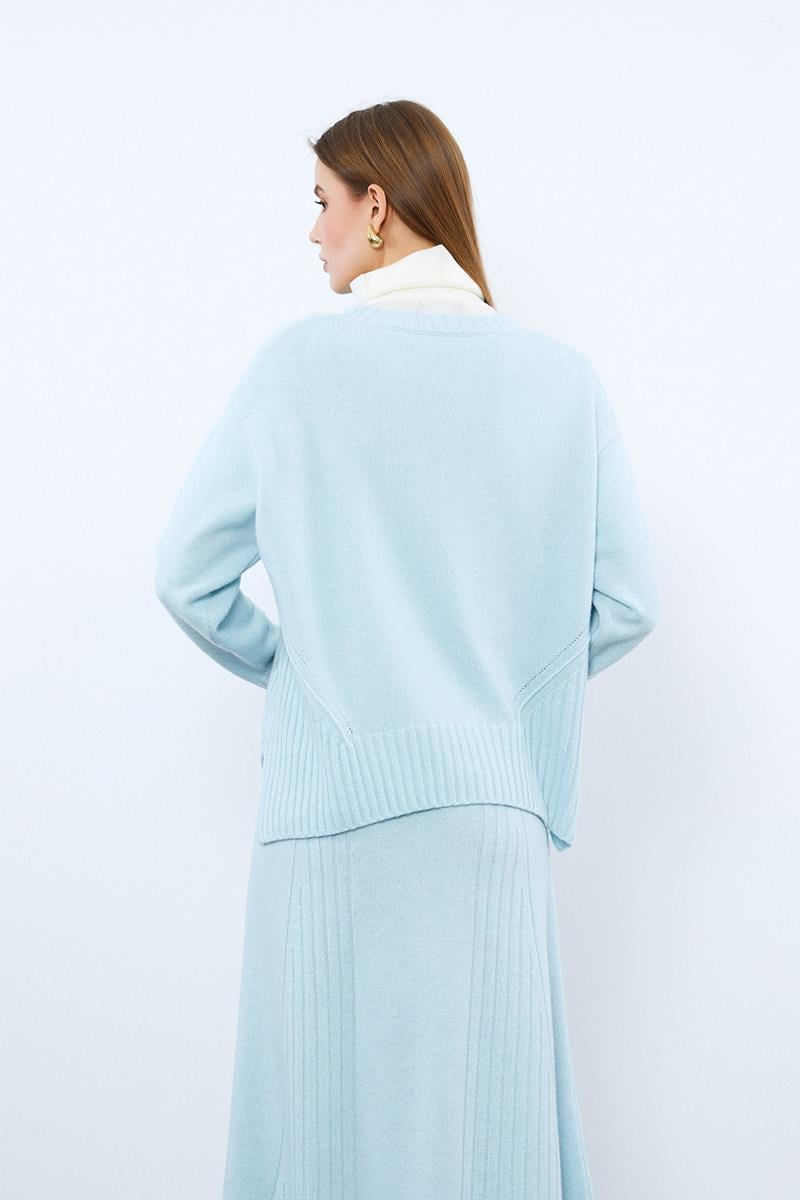 Свитер с воротником-водолазкой и вязанными деталями из смеси кашемира и шерсти.