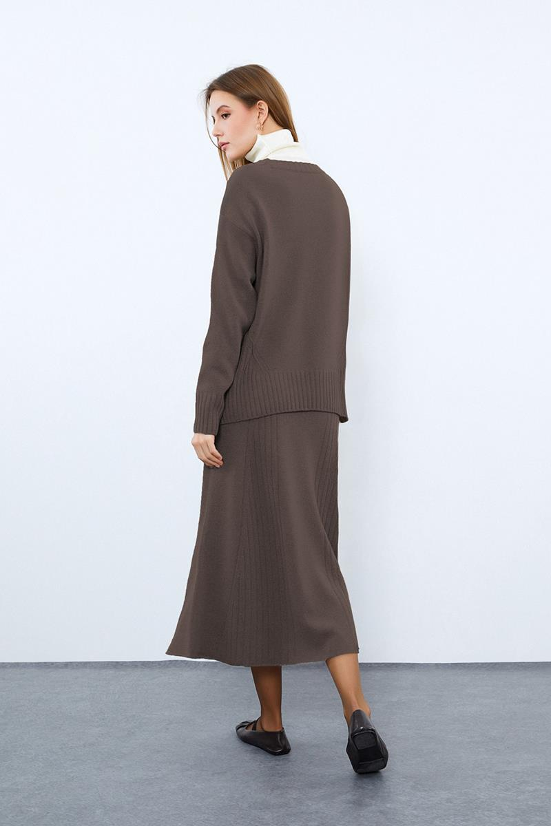 Свитер с воротником-водолазкой и вязанными деталями из смеси кашемира и шерсти.