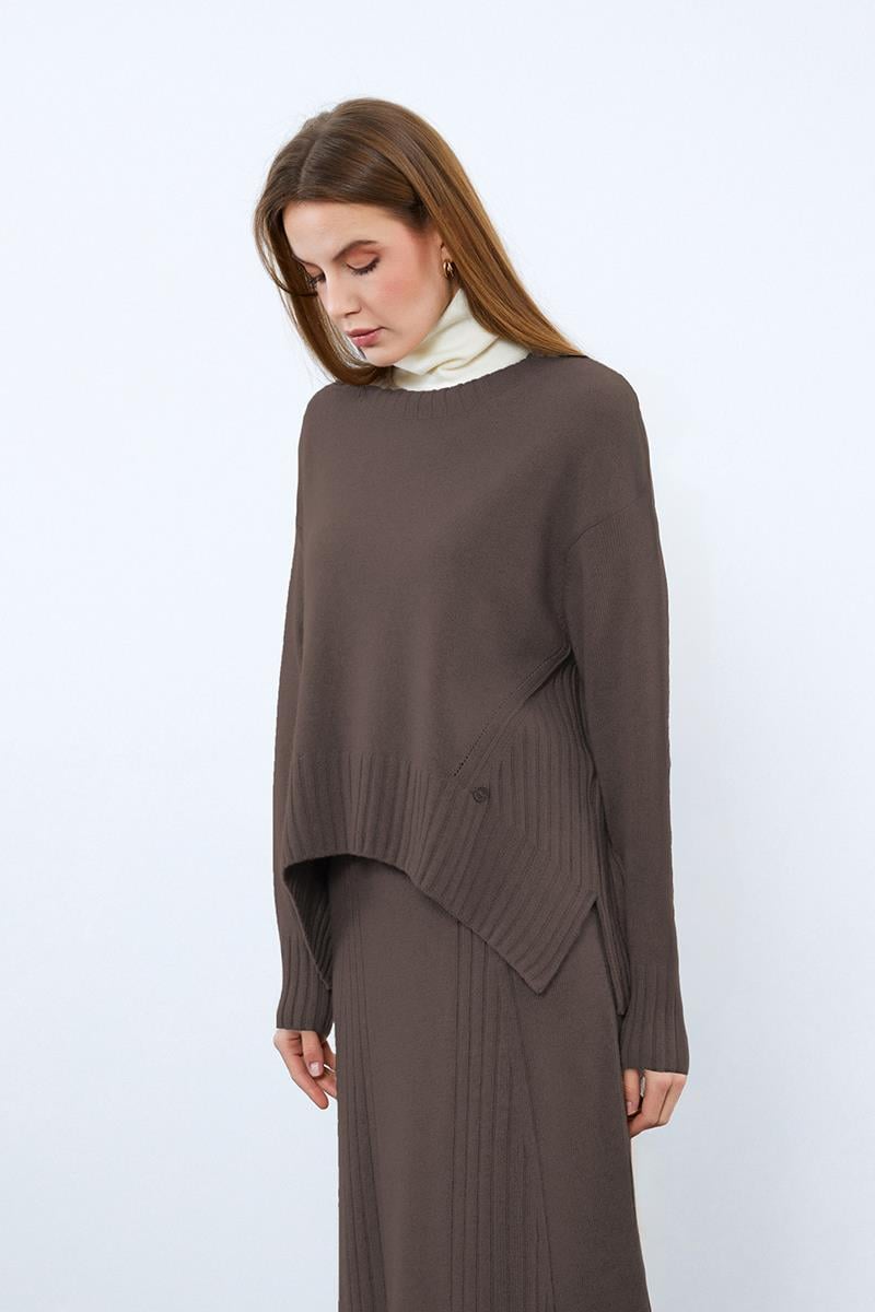 Свитер с воротником-водолазкой и вязанными деталями из смеси кашемира и шерсти.