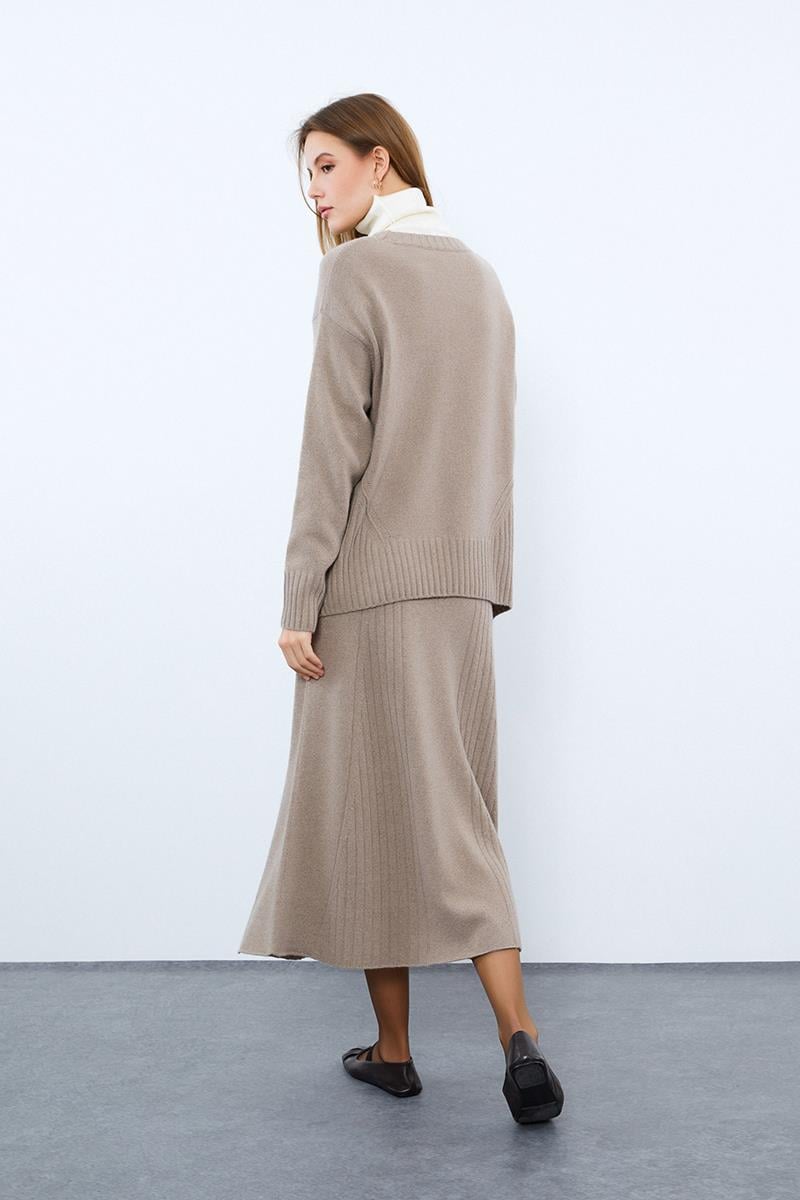 Свитер с воротником-водолазкой и вязанными деталями из смеси кашемира и шерсти.