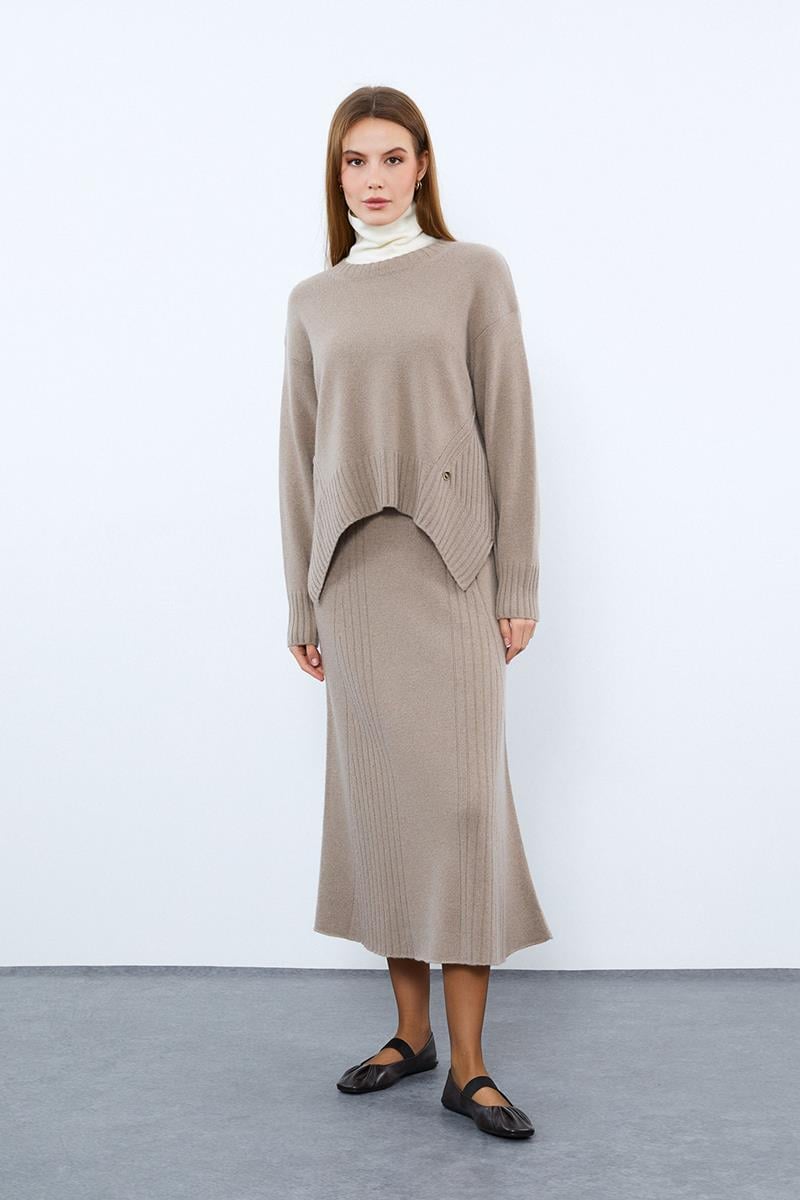 Свитер с воротником-водолазкой и вязанными деталями из смеси кашемира и шерсти.