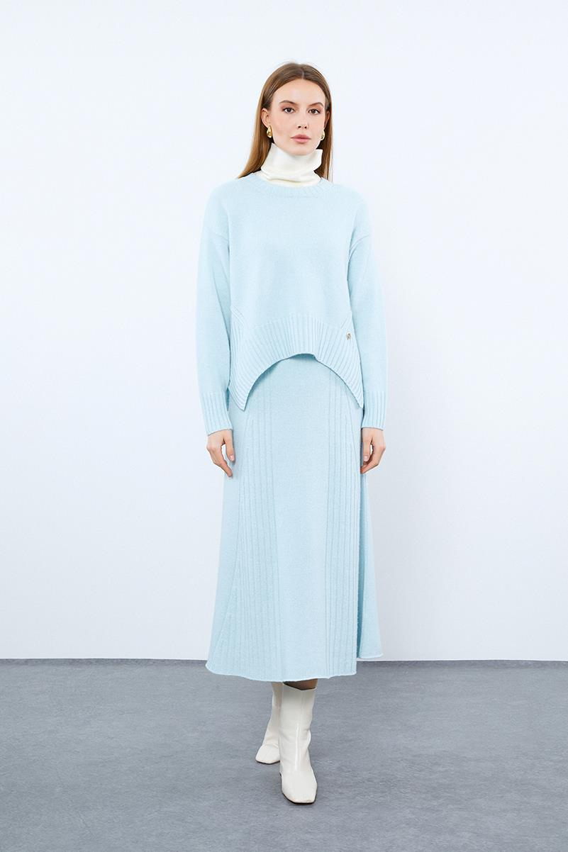 Свитер с воротником-водолазкой и вязанными деталями из смеси кашемира и шерсти.