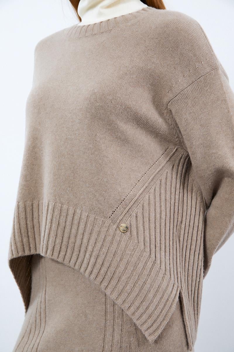 Свитер с воротником-водолазкой и вязанными деталями из смеси кашемира и шерсти.