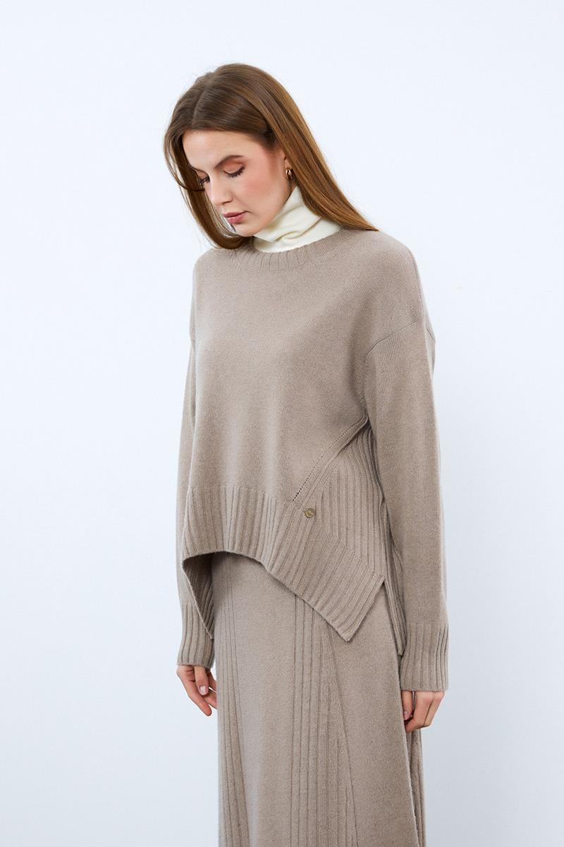 Свитер с воротником-водолазкой и вязанными деталями из смеси кашемира и шерсти.