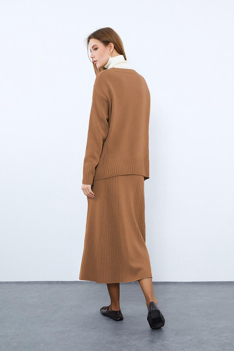 Свитер с воротником-водолазкой и вязанными деталями из смеси кашемира и шерсти.