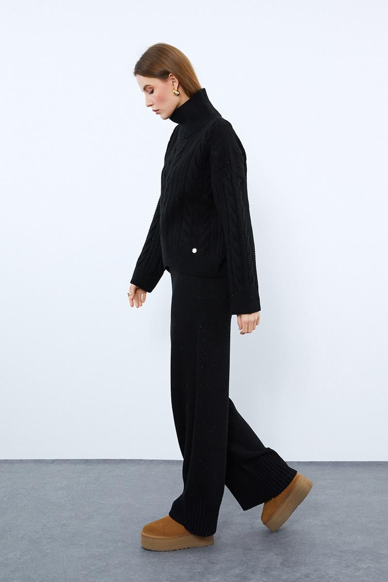 Свитер с воротником-водолазкой и узором коса из смеси кашемира.