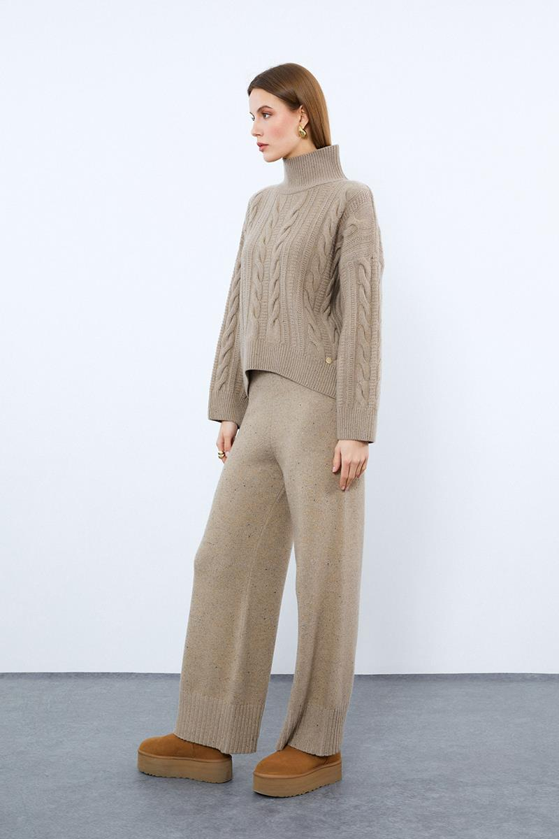 Свитер с воротником-водолазкой и узором коса из смеси кашемира.