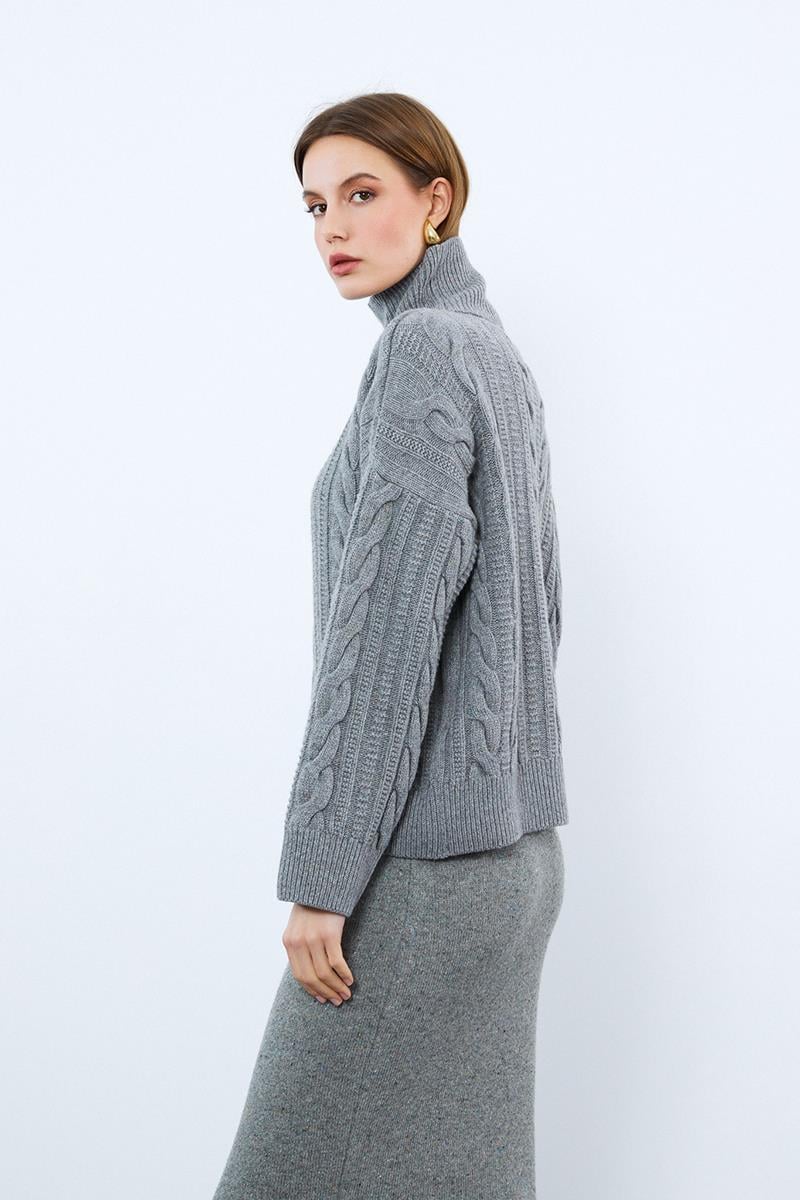 Свитер с воротником-водолазкой и узором коса из смеси кашемира.