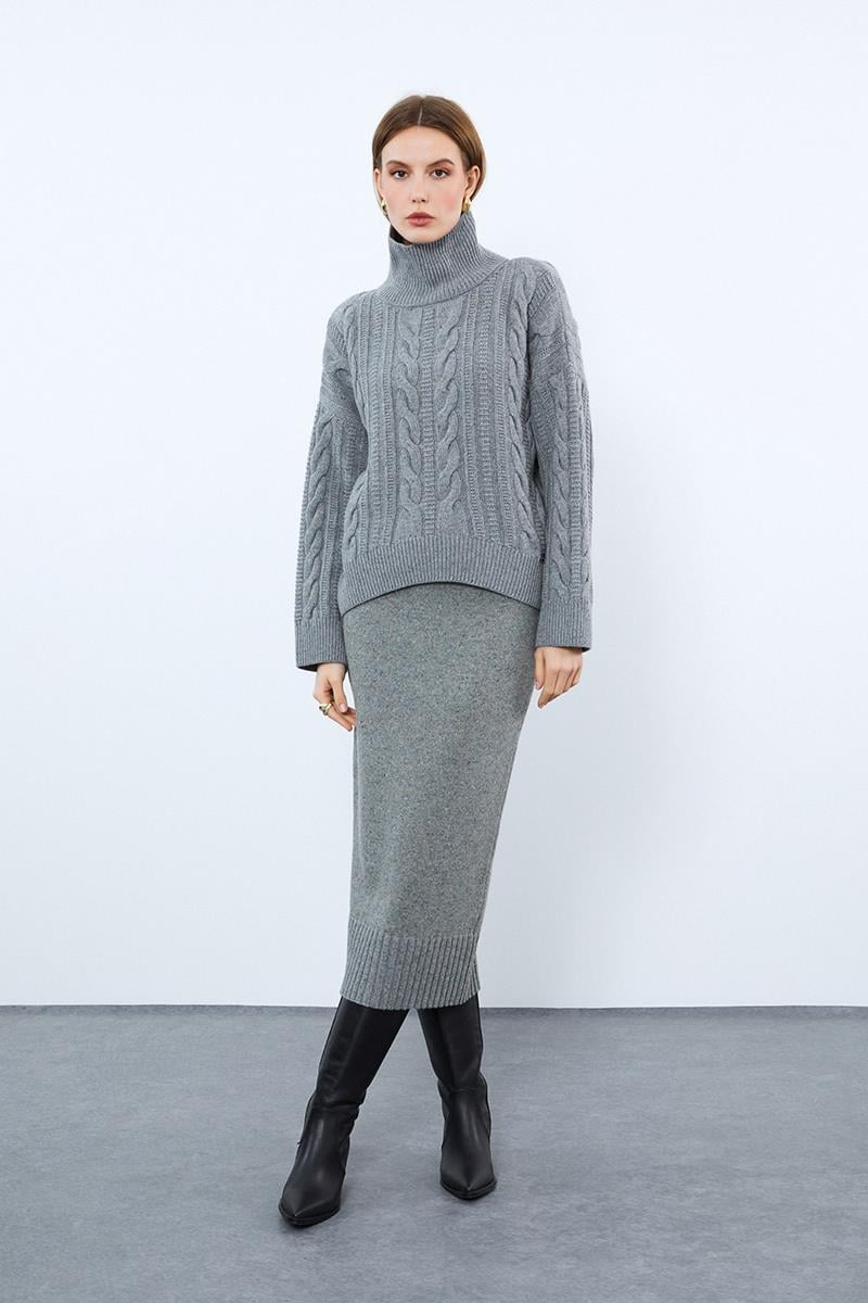 Свитер с воротником-водолазкой и узором коса из смеси кашемира.