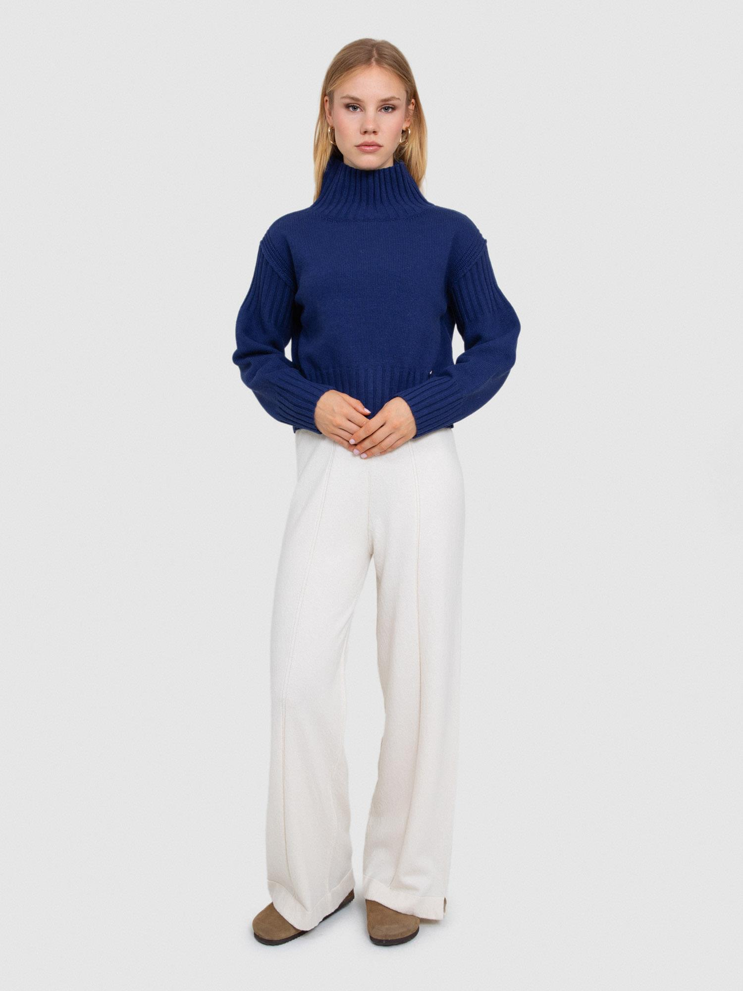 Dik Yakalı Örgü Oyunlu Kazak