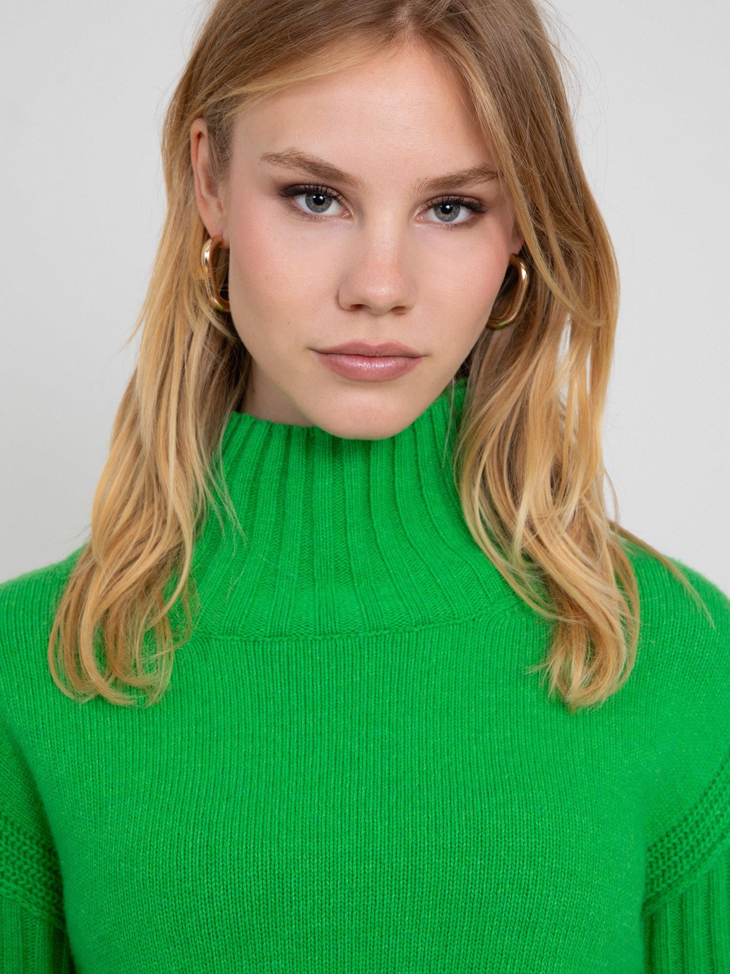 Dik Yakalı Örgü Oyunlu Kazak