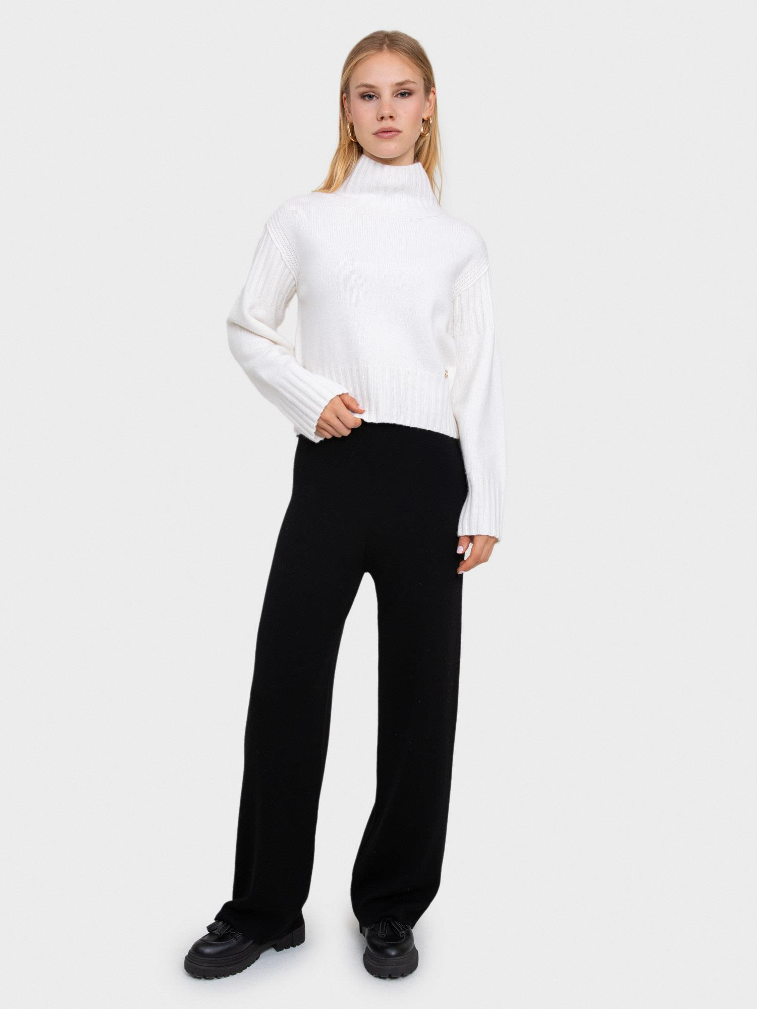 Dik Yakalı Örgü Oyunlu Kazak