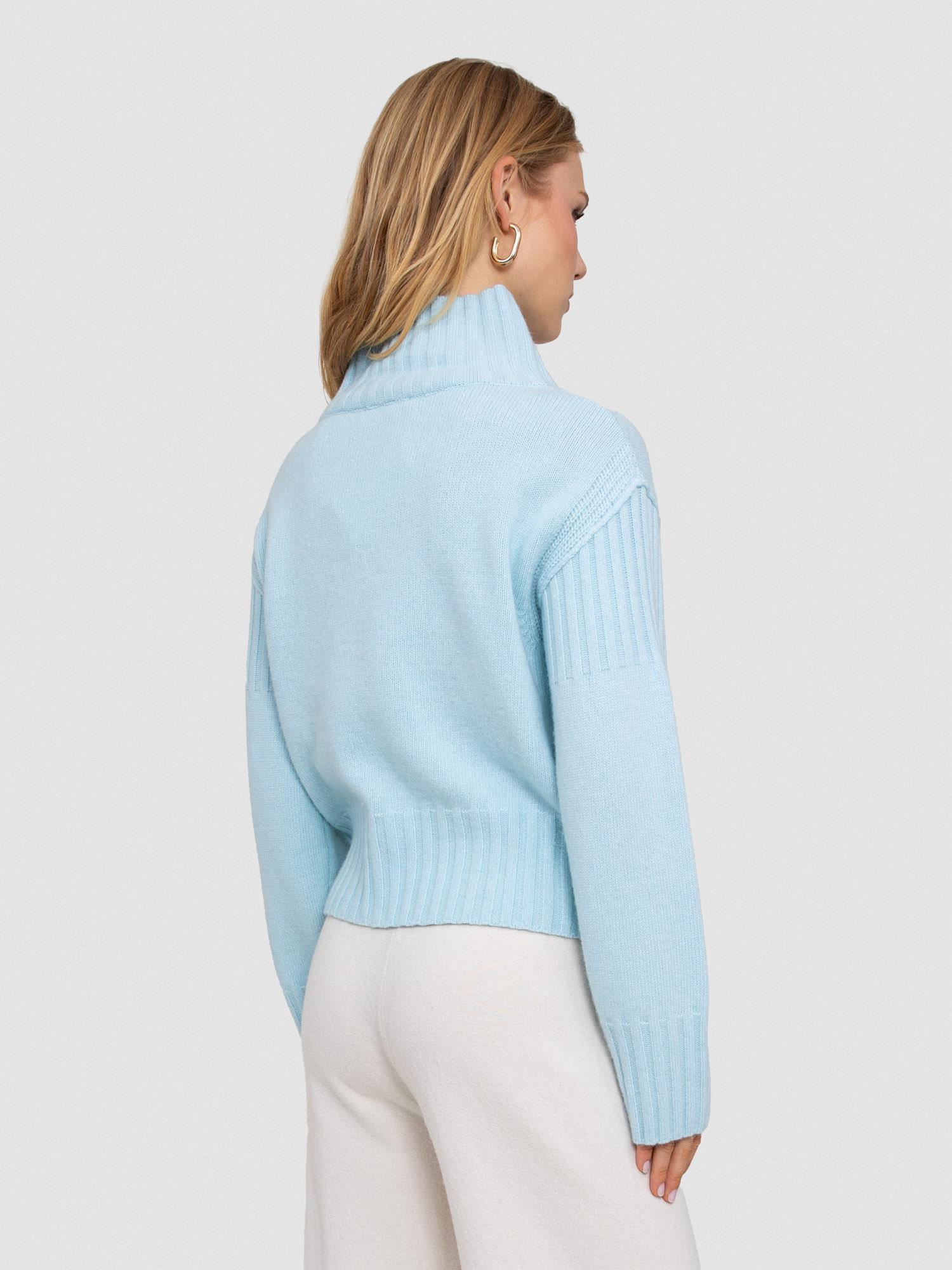 Dik Yakalı Örgü Oyunlu Kazak