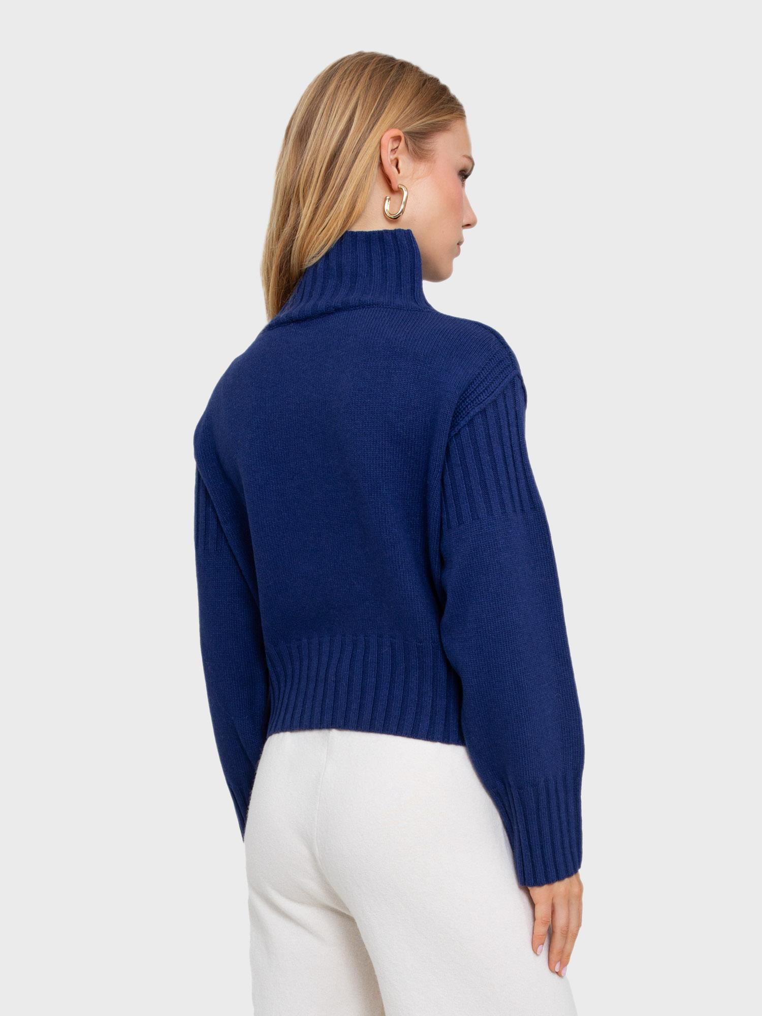 Dik Yakalı Örgü Oyunlu Kazak