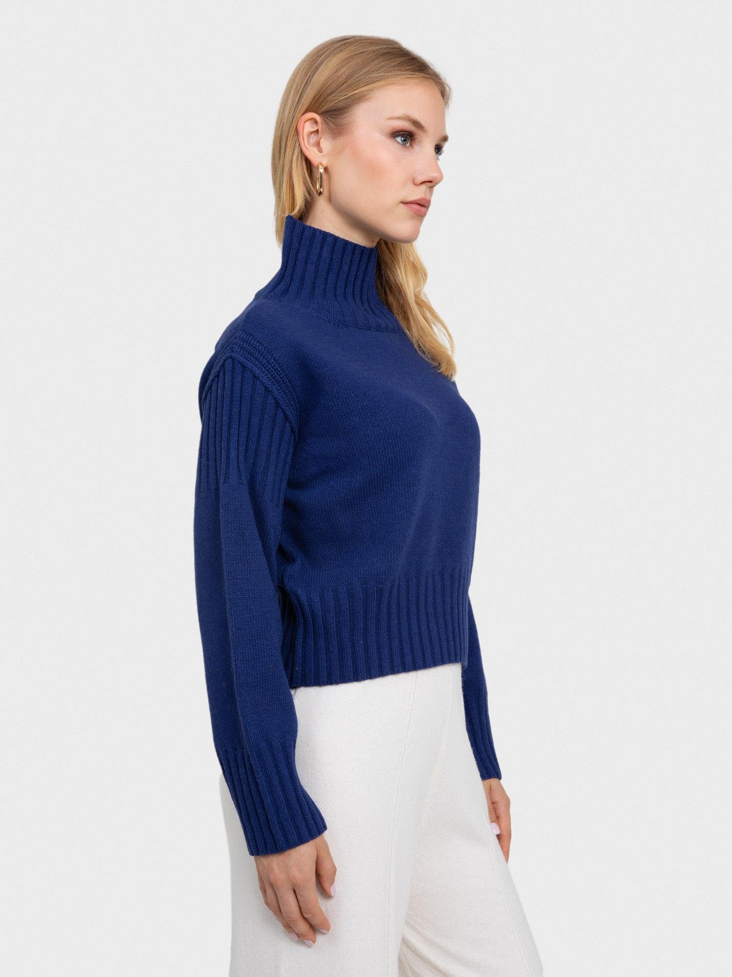 Dik Yakalı Örgü Oyunlu Kazak