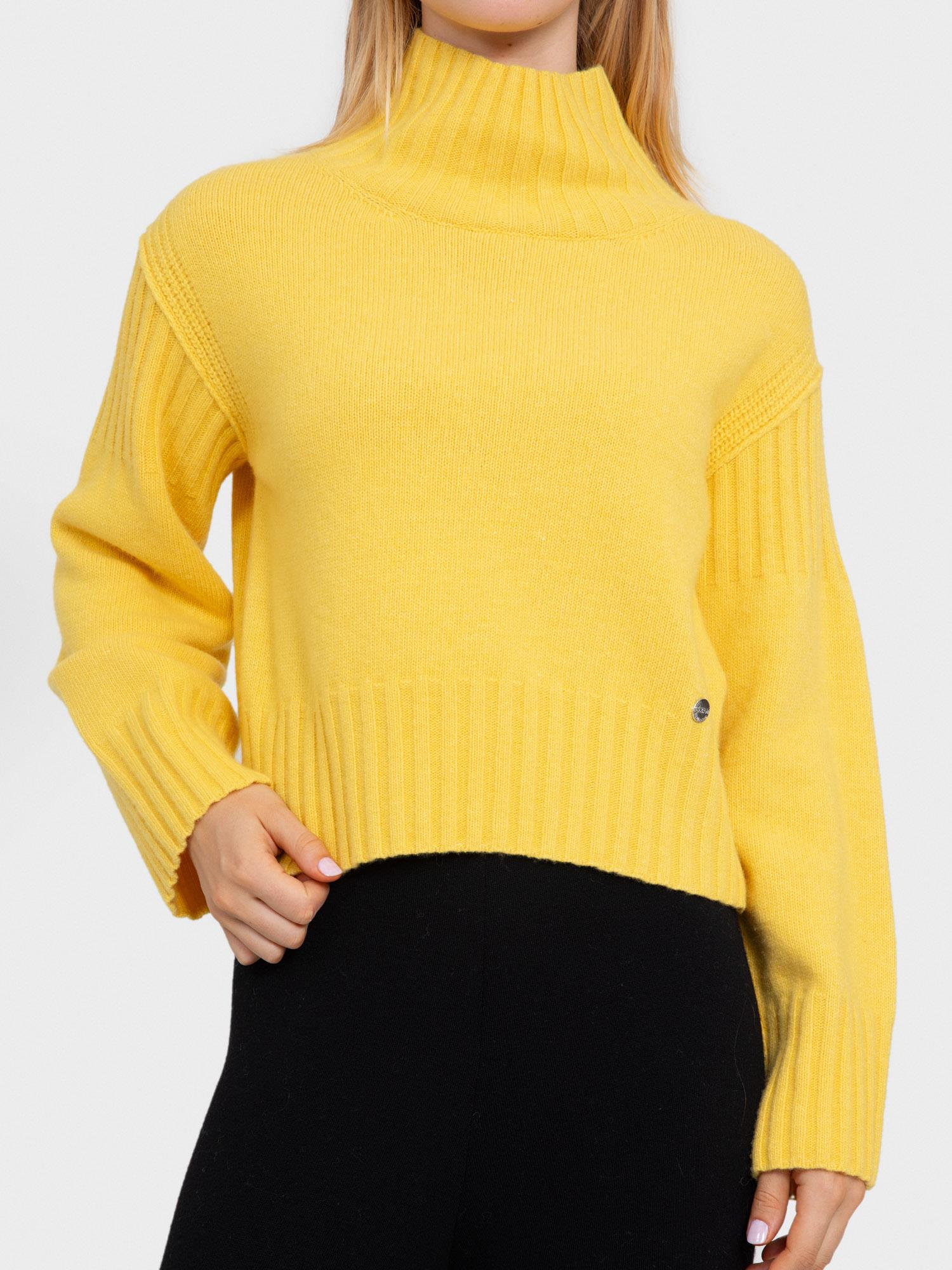 Dik Yakalı Örgü Oyunlu Kazak