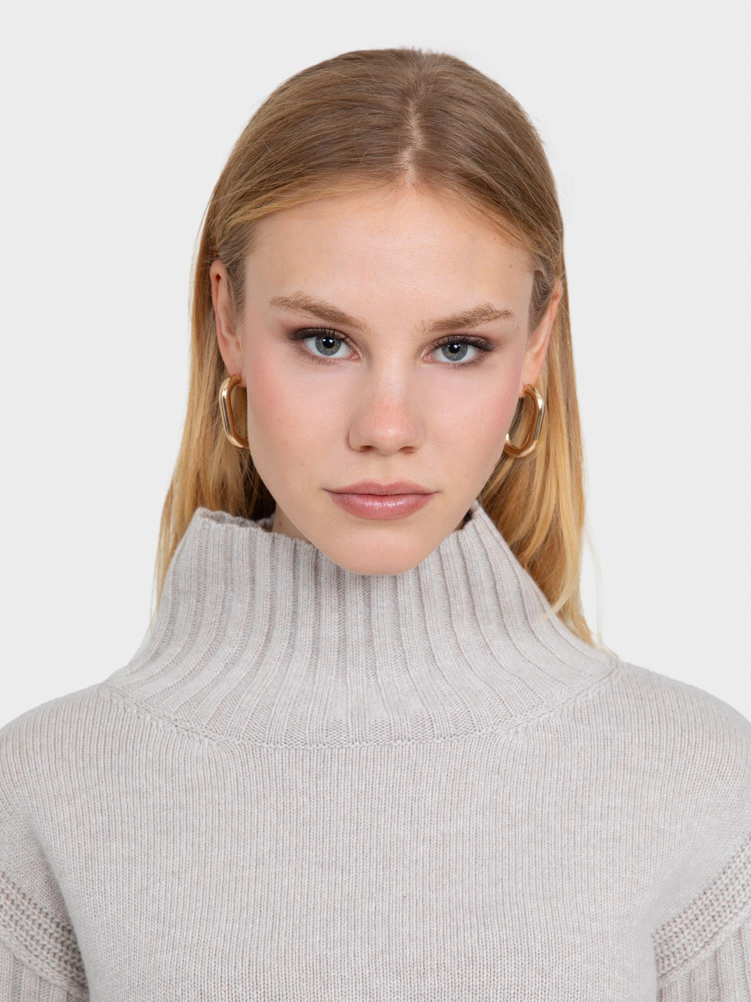 Dik Yakalı Örgü Oyunlu Kazak