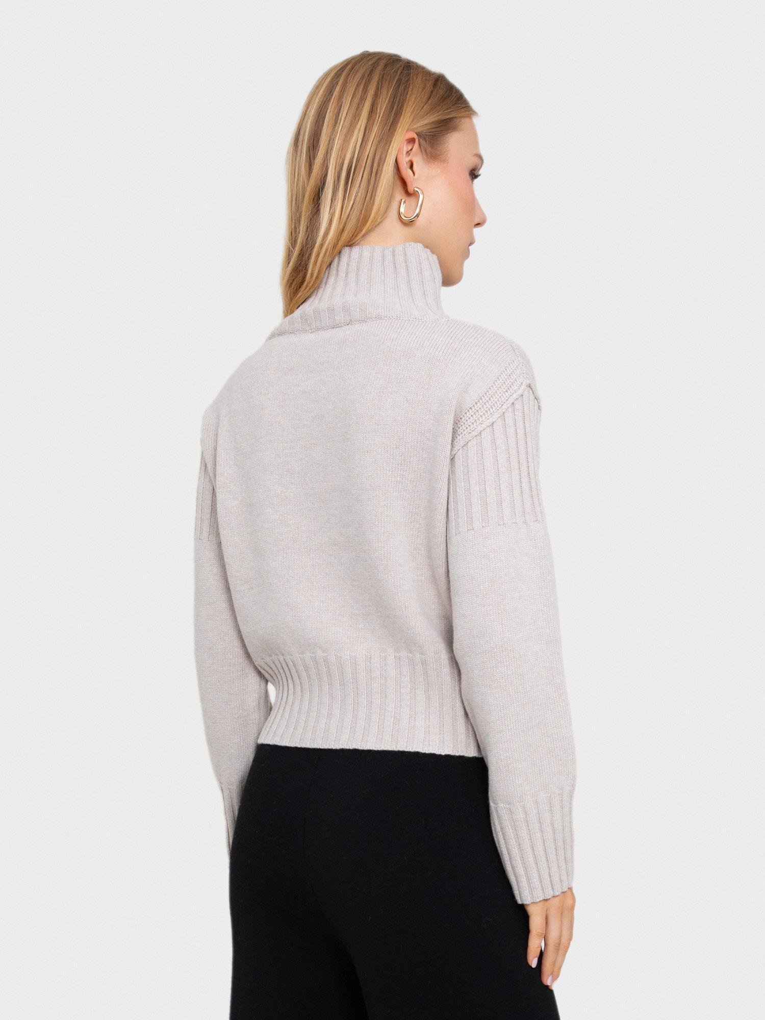 Dik Yakalı Örgü Oyunlu Kazak