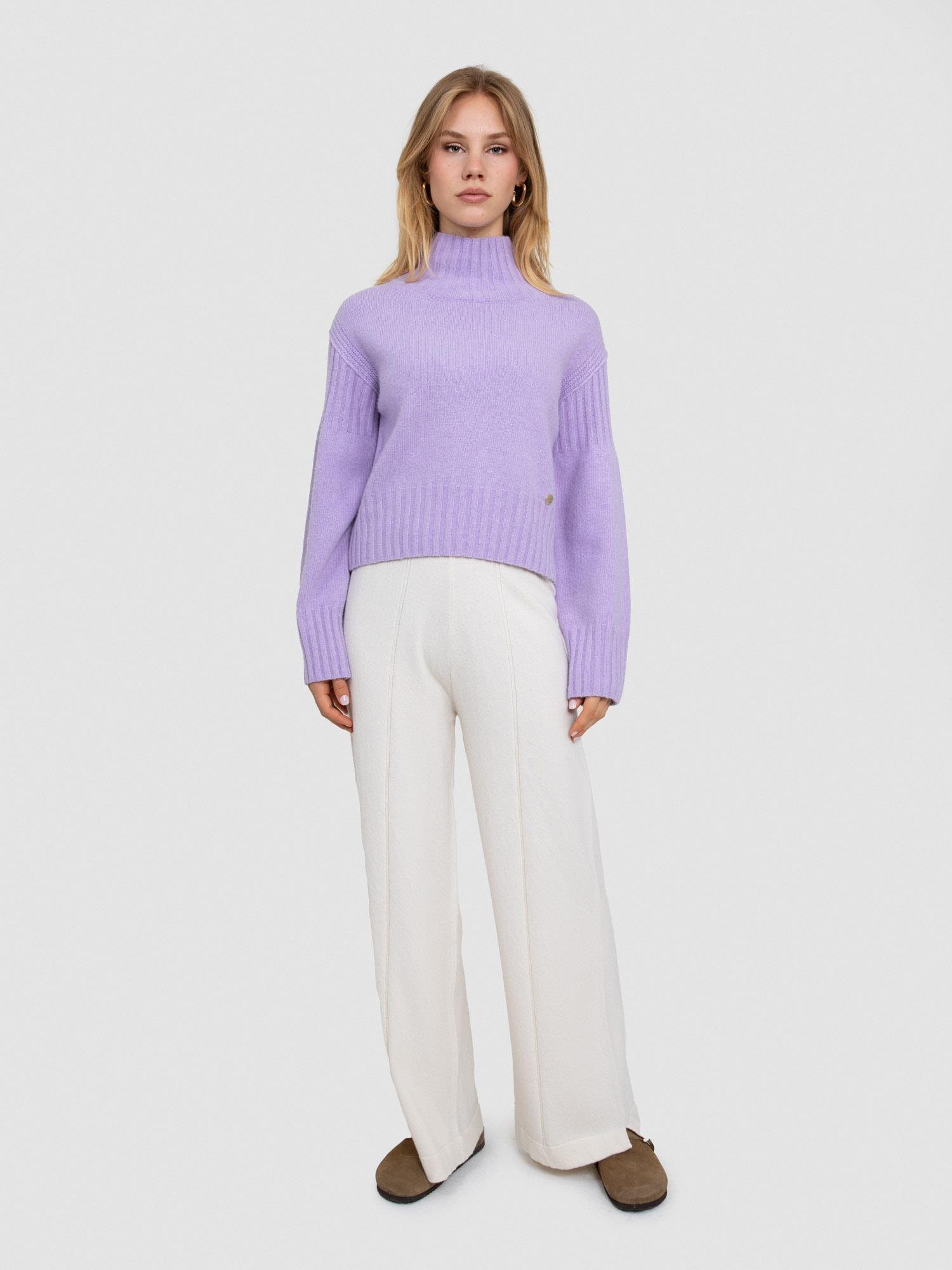 Dik Yakalı Örgü Oyunlu Kazak