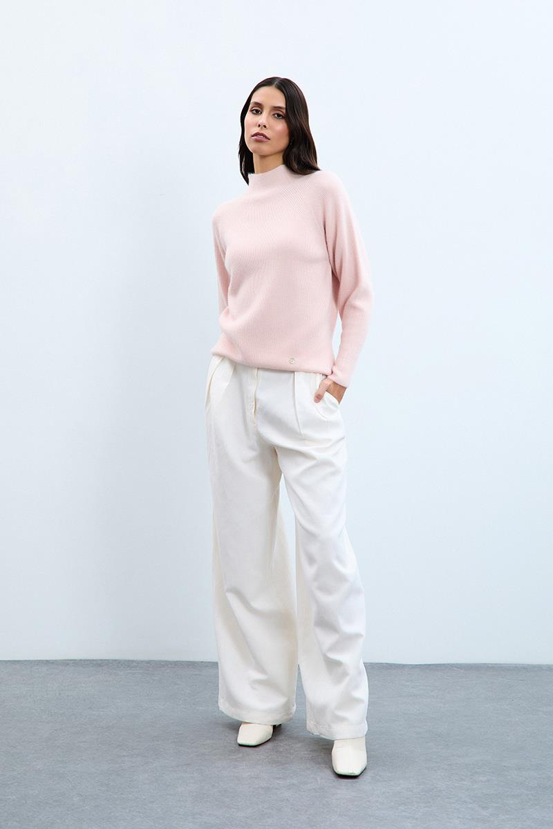 Свитер с воротником-водолазкой, вязанными деталями и пушистыми вставками.