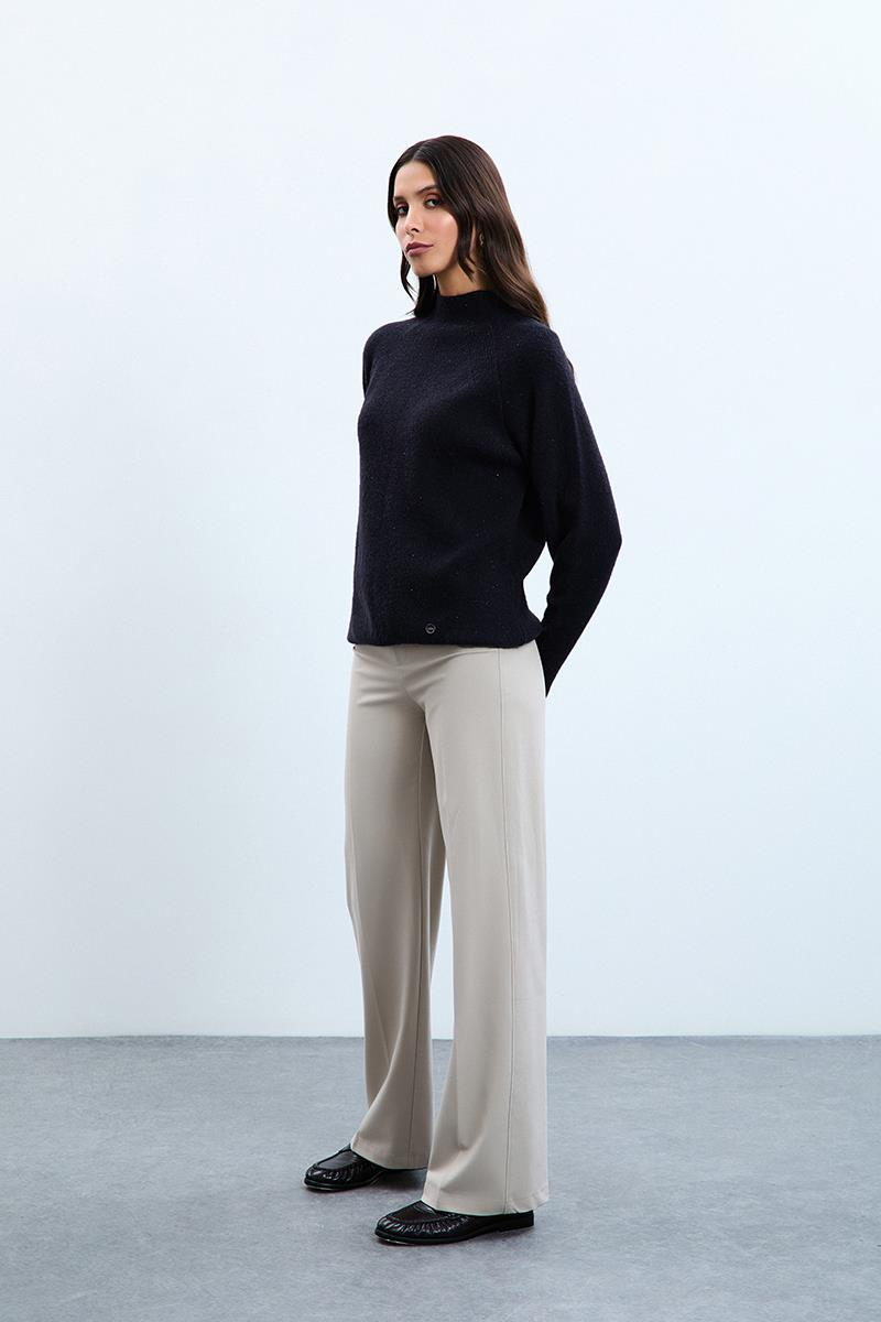 Свитер с воротником-водолазкой, вязанными деталями и пушистыми вставками.