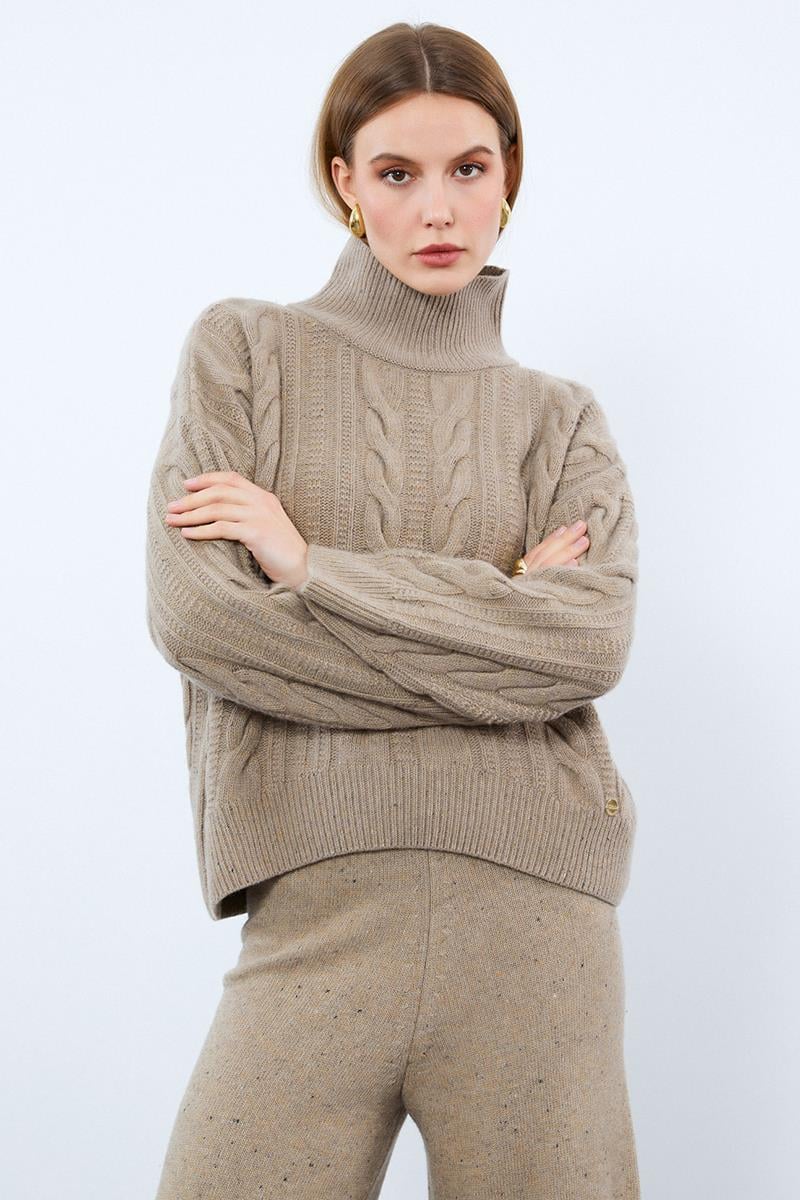 Свитер с воротником-водолазкой и узором коса из смеси кашемира.