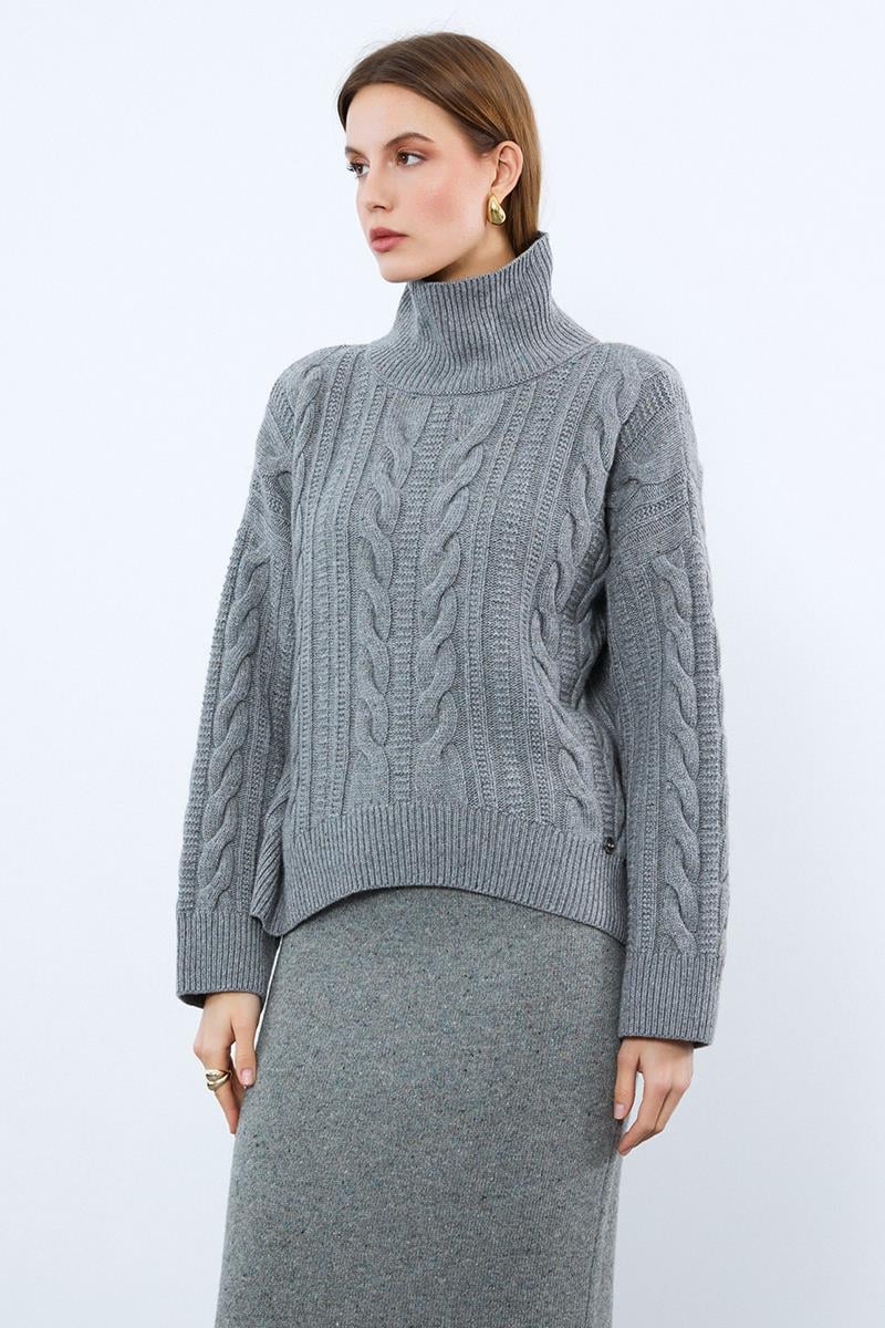 Свитер с воротником-водолазкой и узором коса из смеси кашемира.