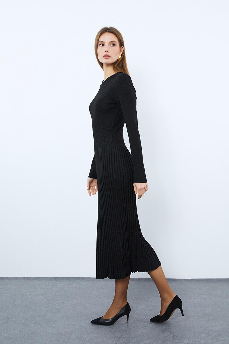 Платье миди с металлическими нитями и ребристым воротником с круглым вырезом.