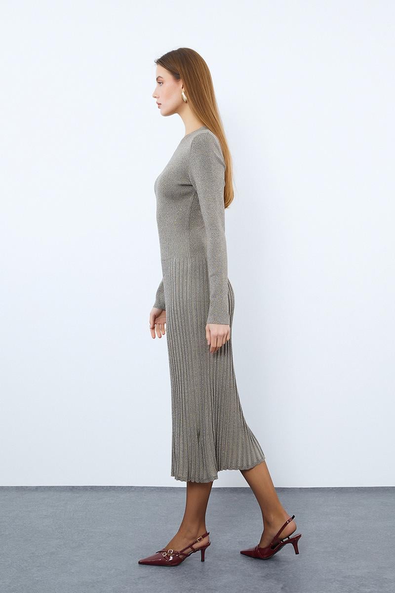 Платье миди с металлическими нитями и ребристым воротником с круглым вырезом.